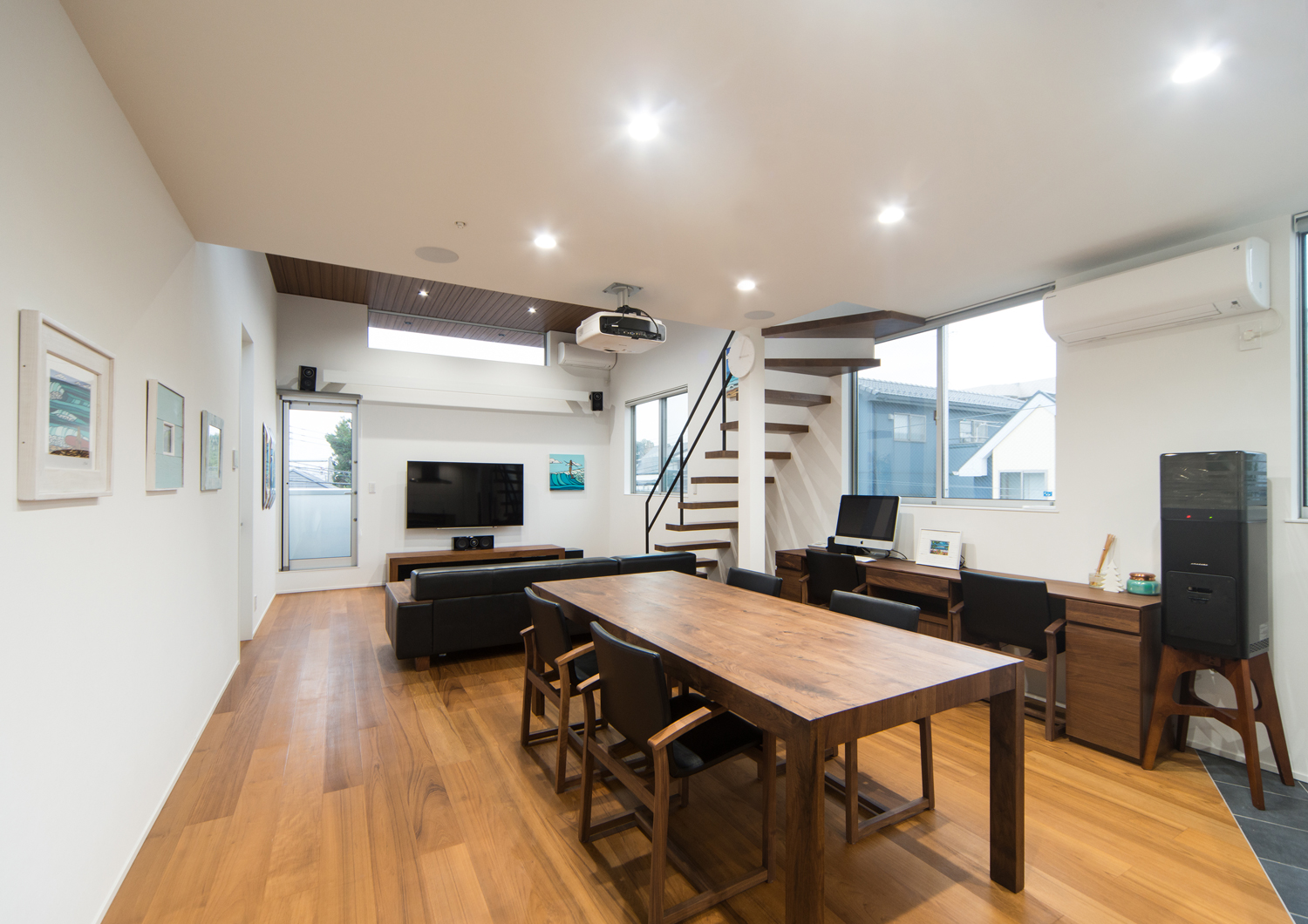 ダイニングテーブルと壁付けデスクのワークスペースを設けたLDK・デザイン住宅 注文住宅・デザイン住宅建築実例_『CASE523 くのじのいえ』_LDK