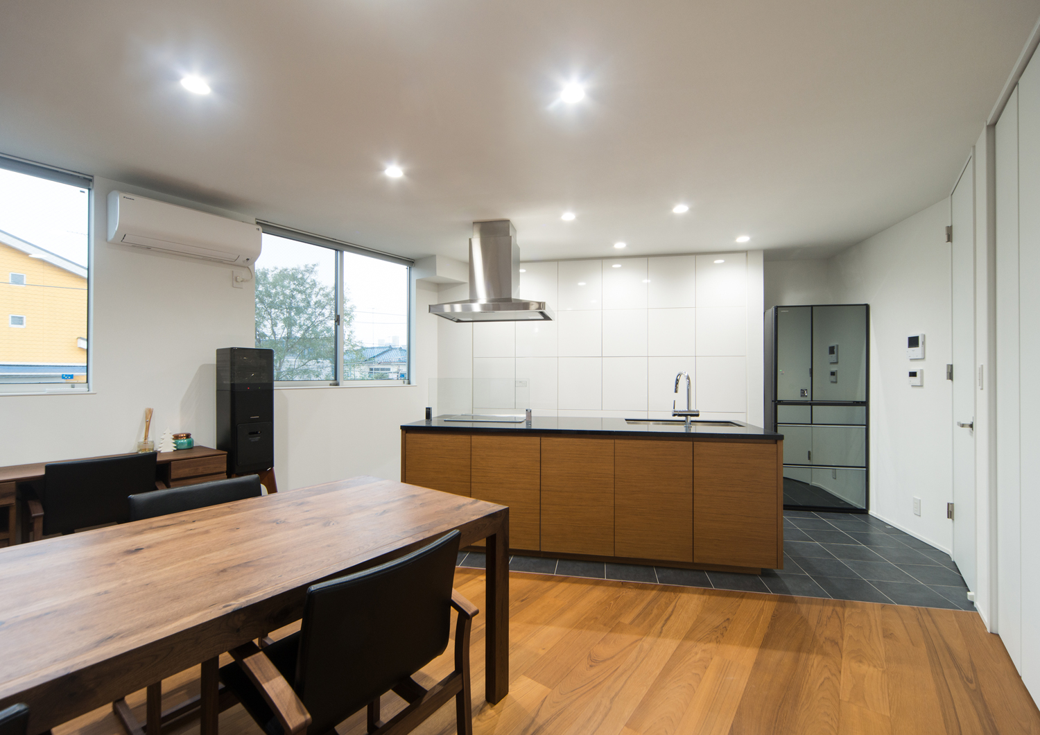 木のアイランドキッチンを設けた温かみのあるLDK・デザイン住宅 注文住宅・デザイン住宅建築実例_『CASE523 くのじのいえ』_LDK