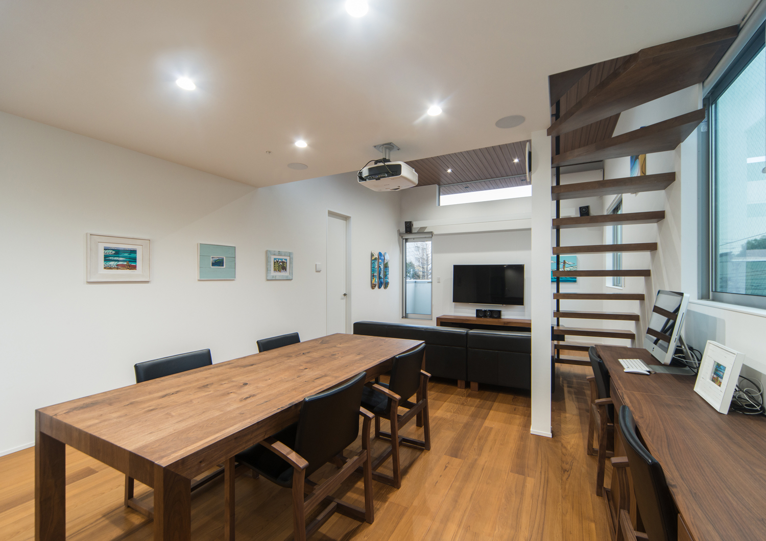 プロジェクターを取り付けた木のインテリアでまとめたLDK・デザイン住宅 注文住宅・デザイン住宅建築実例_『CASE523 くのじのいえ』_LDK