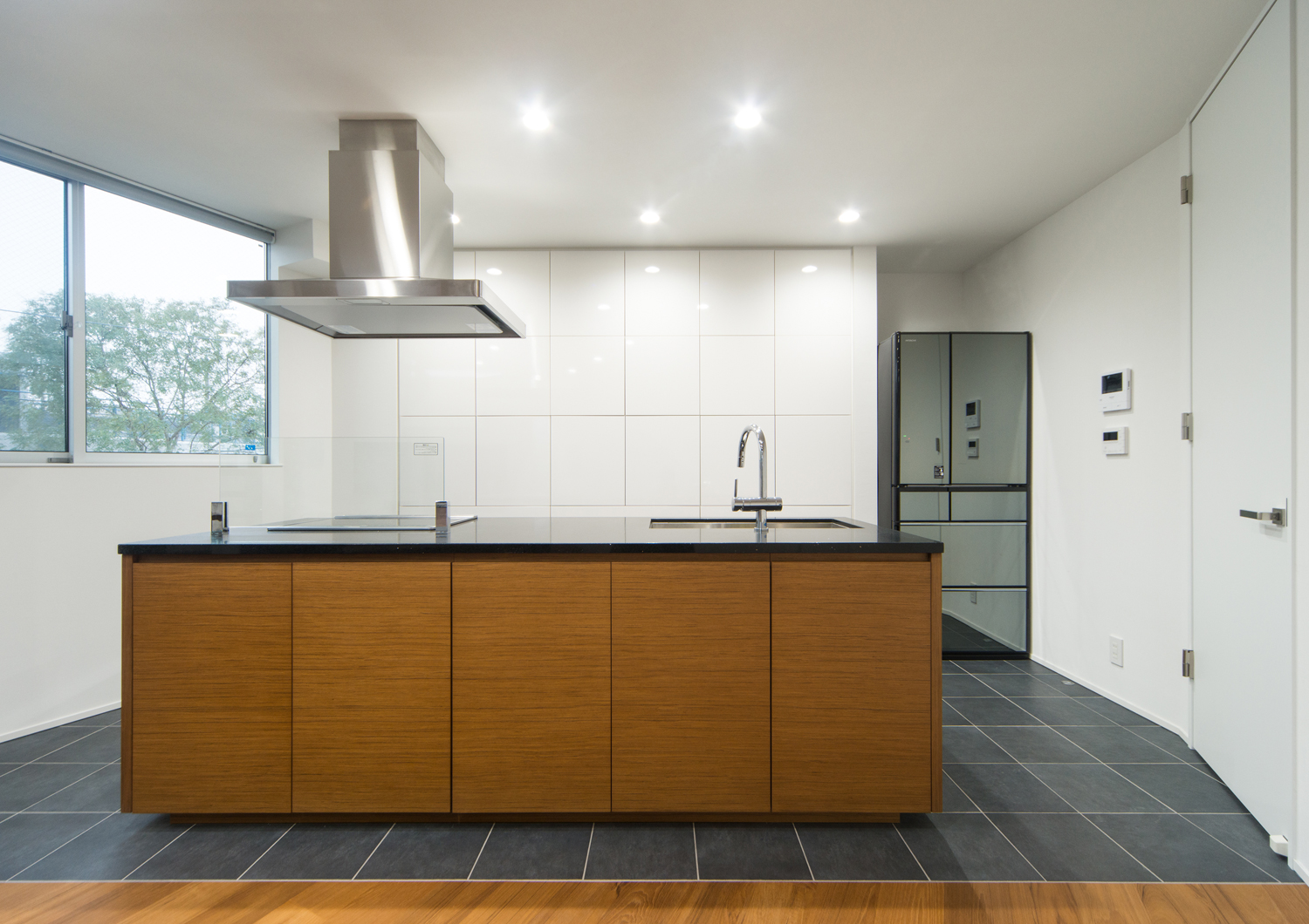 タイル床で扉付きのカップボードをとりつけた木のアイランドキッチン・デザイン住宅 注文住宅・デザイン住宅建築実例_『CASE523 くのじのいえ』_キッチン