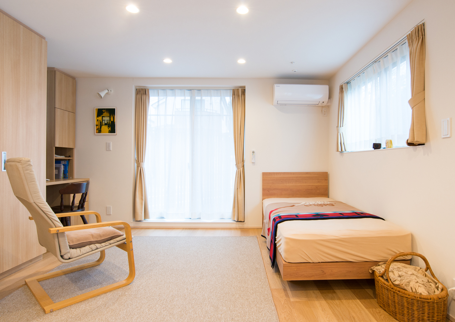 二方向に窓を取り付けたナチュラルな寝室・デザイン住宅 注文住宅・デザイン住宅建築実例_『CASE523 くのじのいえ』_寝室