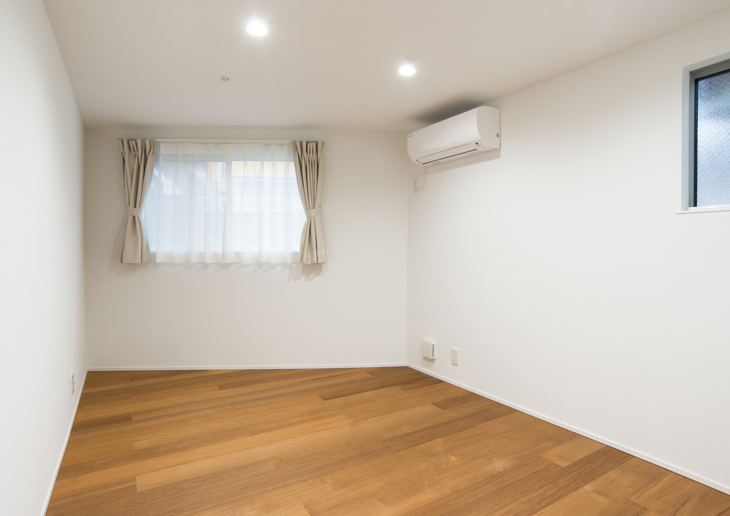 小窓を設けたシンプルな子供部屋・デザイン住宅 注文住宅・デザイン住宅建築実例_『CASE523 くのじのいえ』_子供部屋