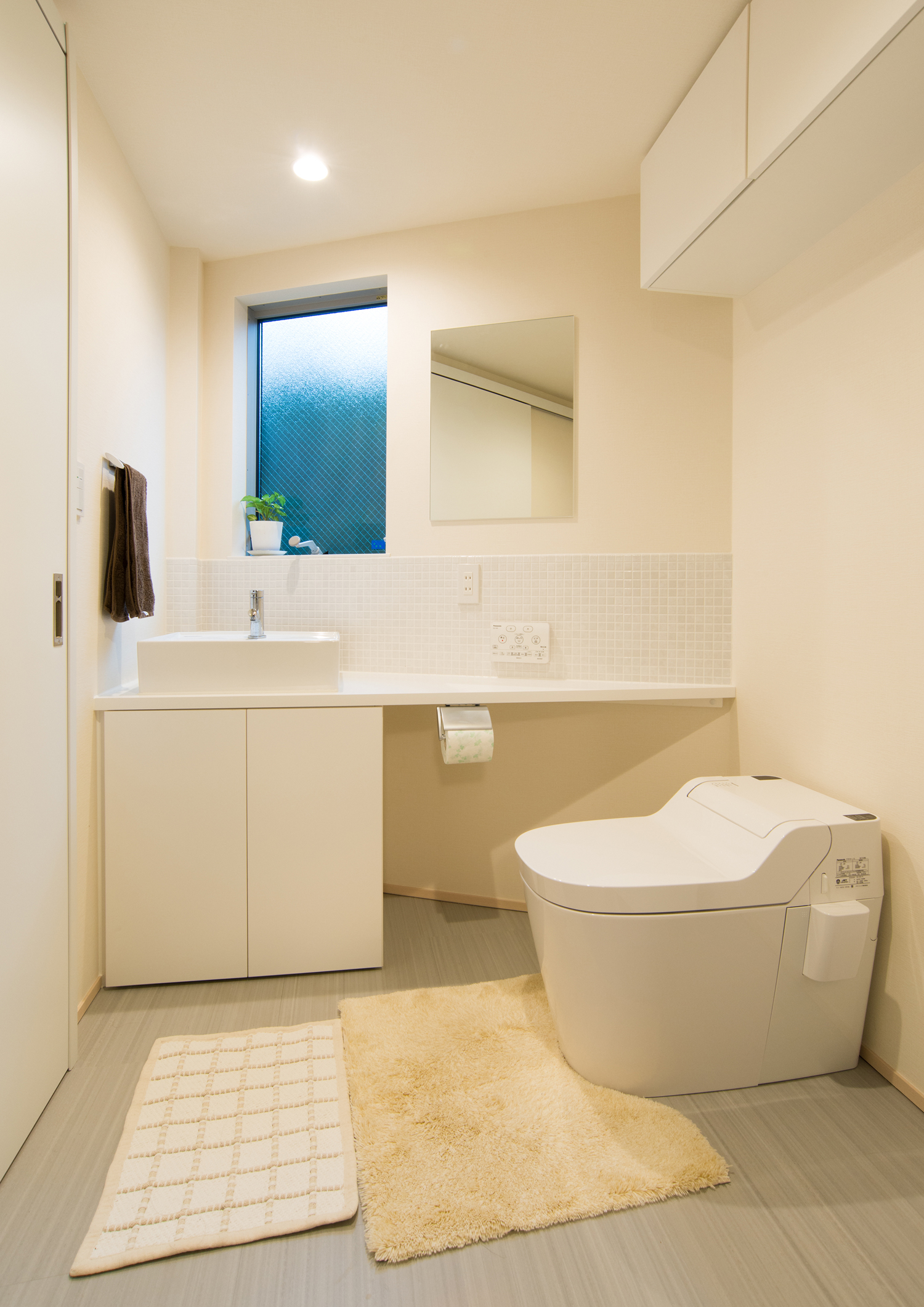 手洗いカウンターのある広々としたトイレ・デザイン住宅 注文住宅・デザイン住宅建築実例_『CASE523 くのじのいえ』_トイレ