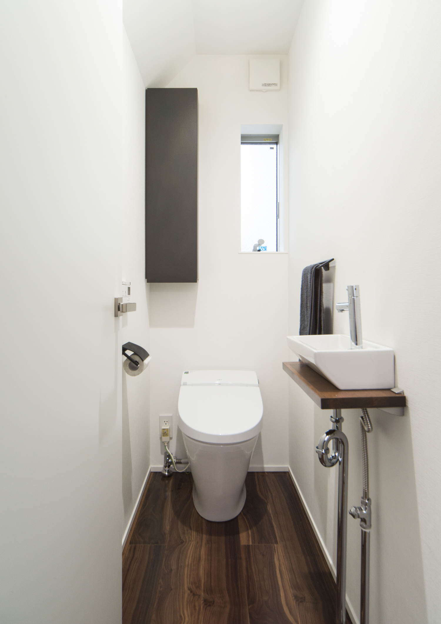 スタイリッシュな収納ボックスがあるシンプルなトイレ・デザイン住宅 注文住宅・デザイン住宅建築実例_『CASE523 くのじのいえ』_トイレ