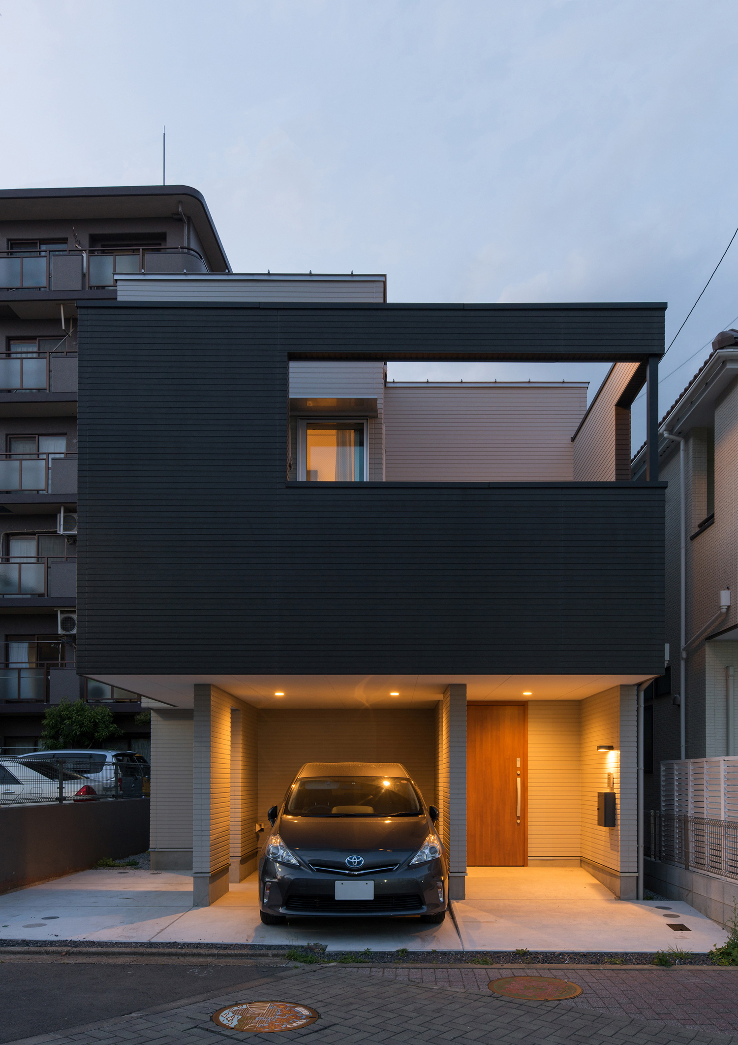 目隠し壁付きのバルコニーがあるスクエアな外観の家・デザイン住宅 注文住宅・デザイン住宅建築実例_『CASE524 Enclose Terrace』_外観