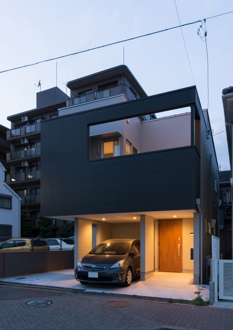 照明付きのインナーガレージがあるモノクロの外壁の家・デザイン住宅 注文住宅・デザイン住宅建築実例_『CASE524 Enclose Terrace』_外観