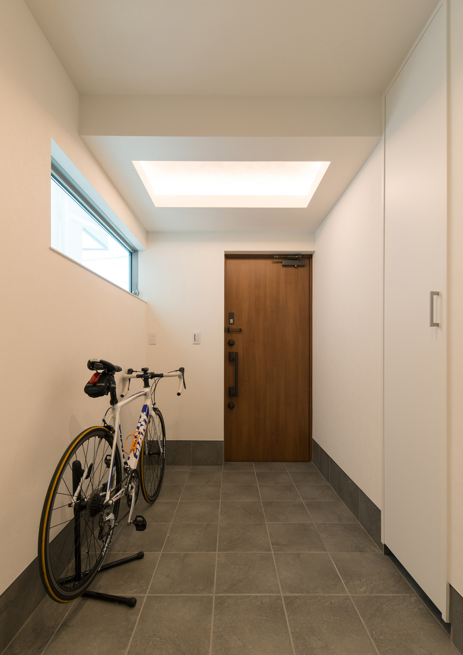 スリット窓や天窓がある明るくて広い玄関・デザイン住宅 注文住宅・デザイン住宅建築実例_『CASE524 Enclose Terrace』_玄関