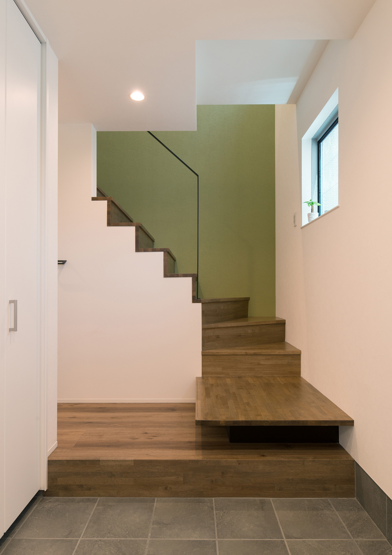 玄関のすぐそばに階段があるLDK・デザイン住宅 注文住宅・デザイン住宅建築実例_『CASE524 Enclose Terrace』_玄関