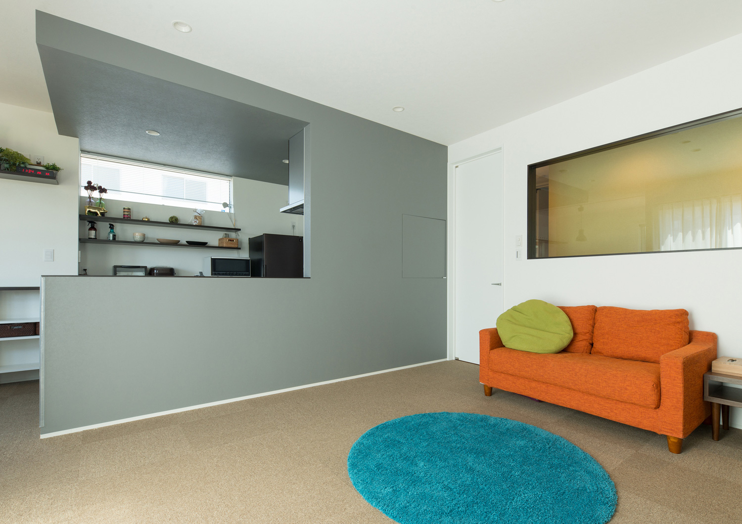 グレーのアクセントクロスがあるカラフルなLDK・デザイン住宅 注文住宅・デザイン住宅建築実例_『CASE524 Enclose Terrace』_LDK