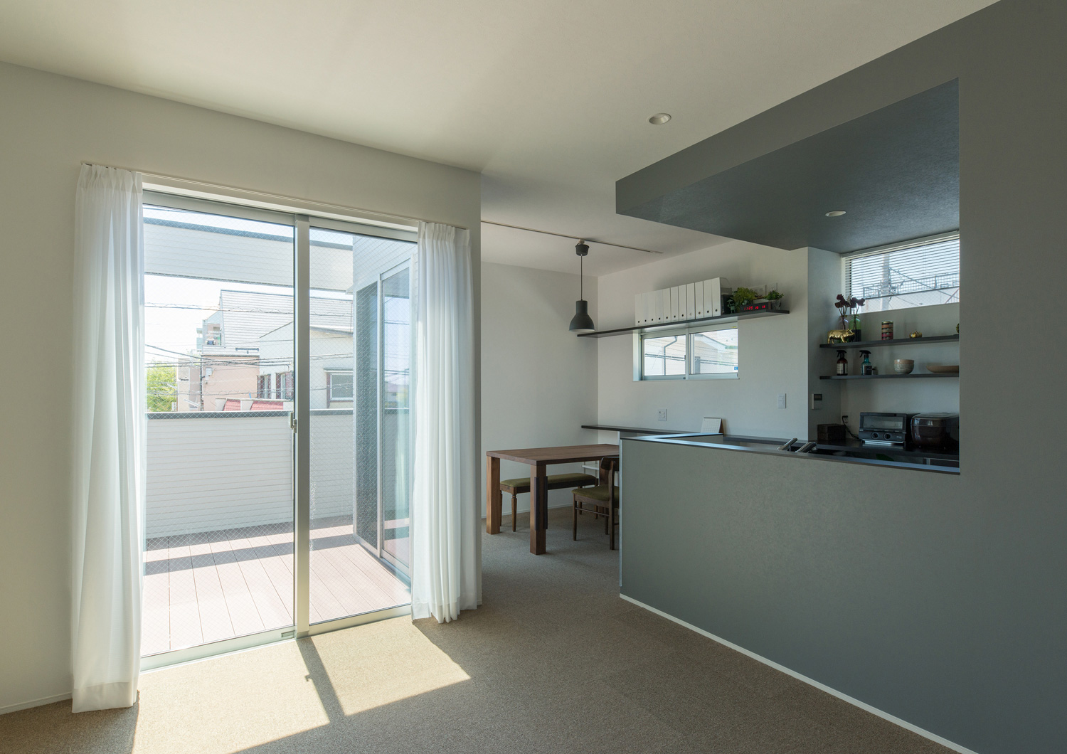 バルコニーに面した窓がある明るいLDK・デザイン住宅 注文住宅・デザイン住宅建築実例_『CASE524 Enclose Terrace』_LDK