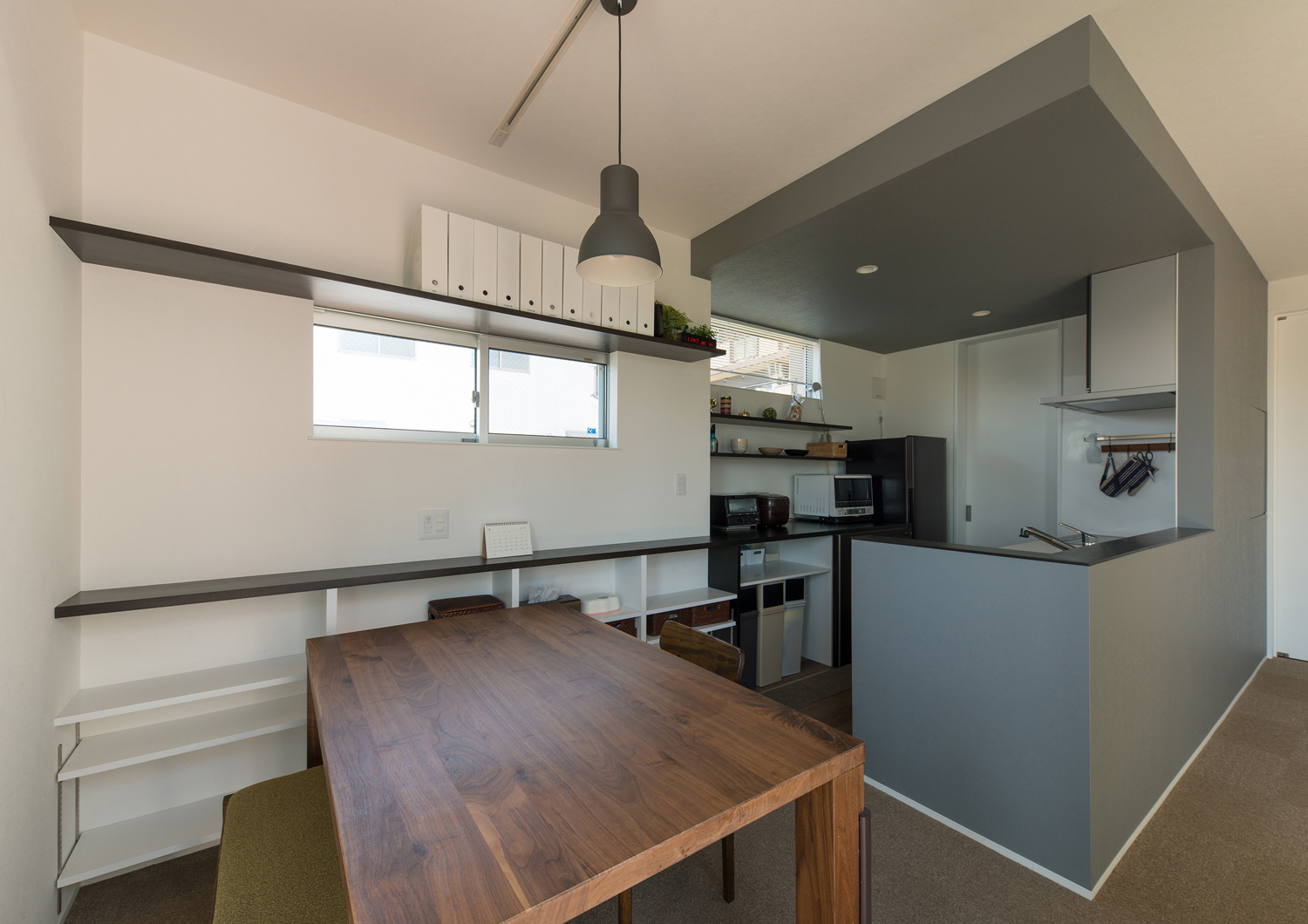 壁面収納があるシンプルなLDK・デザイン住宅 注文住宅・デザイン住宅建築実例_『CASE524 Enclose Terrace』_LDK