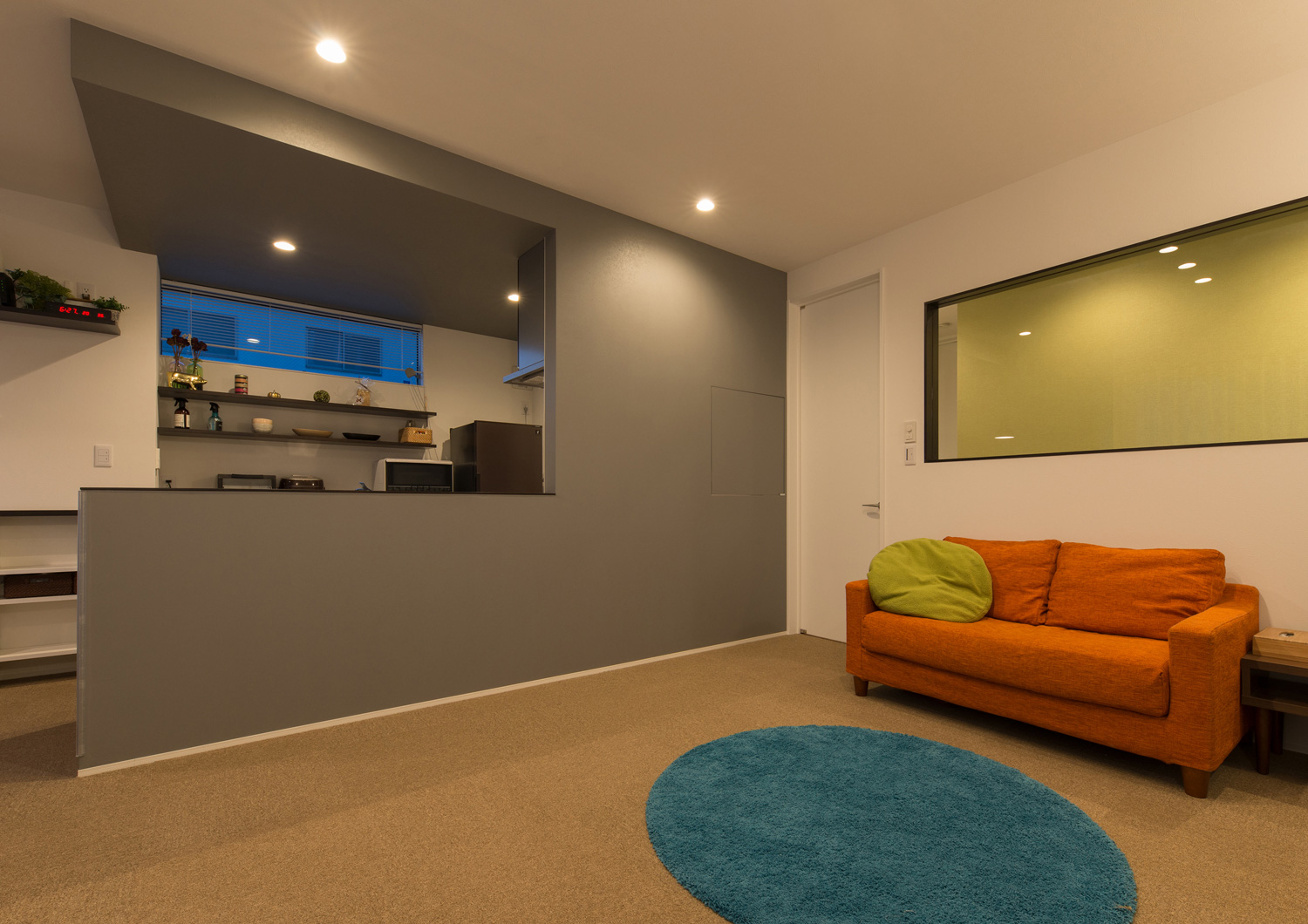 ダウンライトを取り付けたカラフルでおしゃれなLDK・デザイン住宅 注文住宅・デザイン住宅建築実例_『CASE524 Enclose Terrace』_LDK