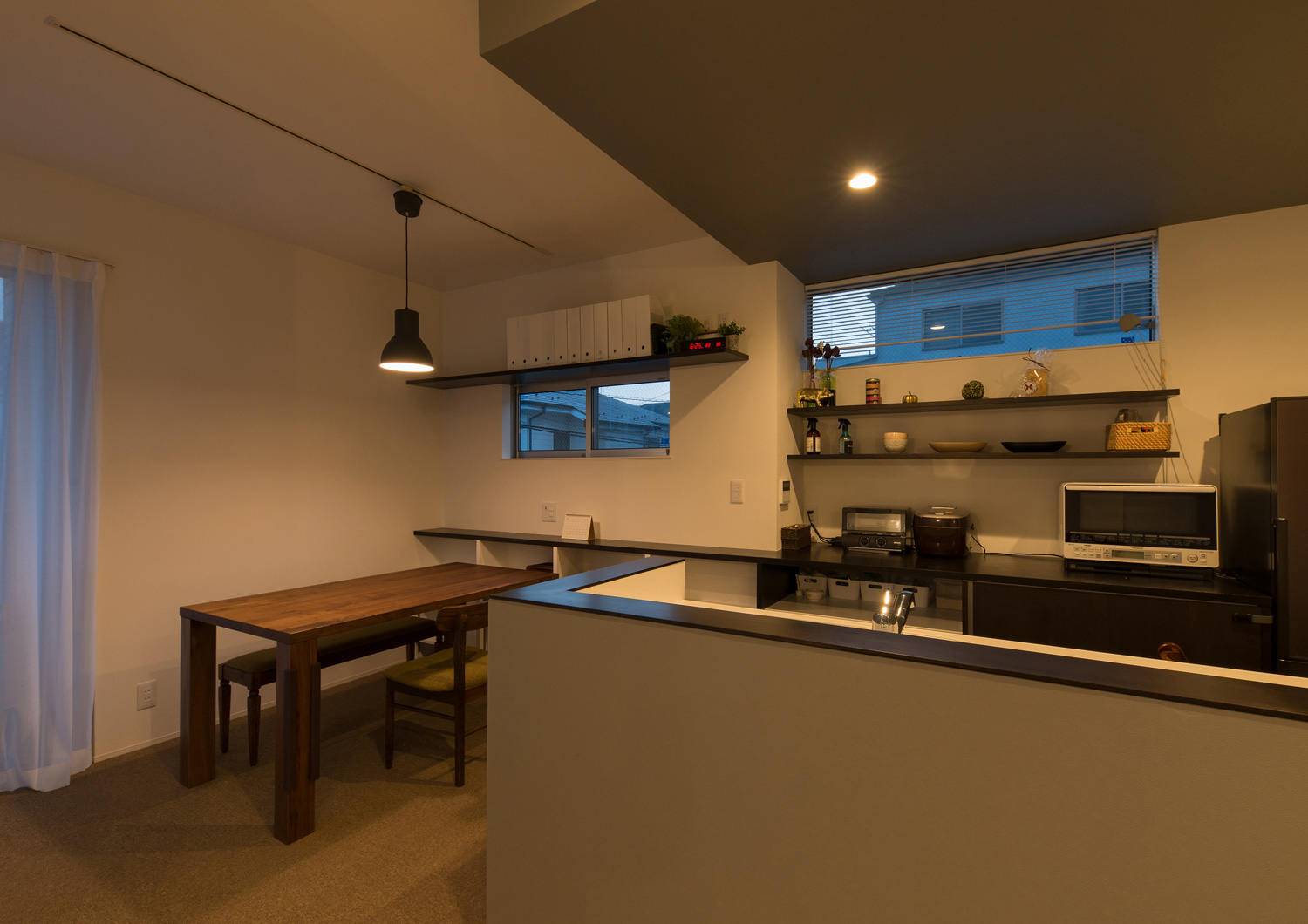 ペンダントライトを取り付けた木のダイニングテーブルがあるLDK・デザイン住宅 注文住宅・デザイン住宅建築実例_『CASE524 Enclose Terrace』_LDK