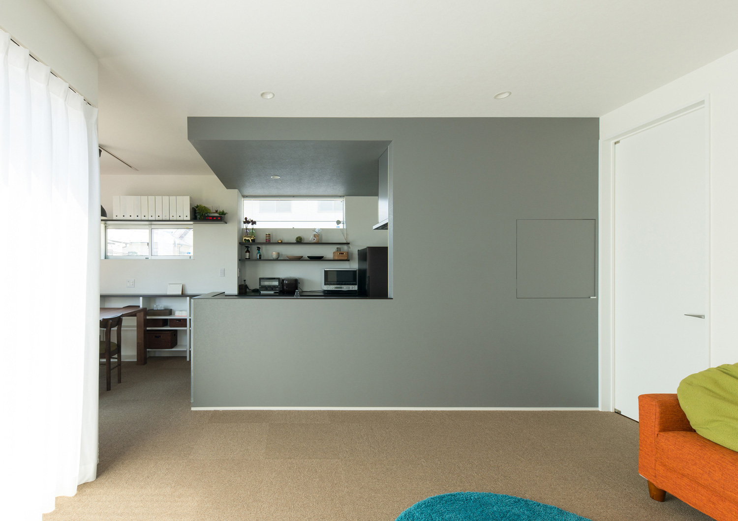 グレーの壁に囲まれた半個室のキッチンがあるLDK・デザイン住宅 注文住宅・デザイン住宅建築実例_『CASE524 Enclose Terrace』_キッチン