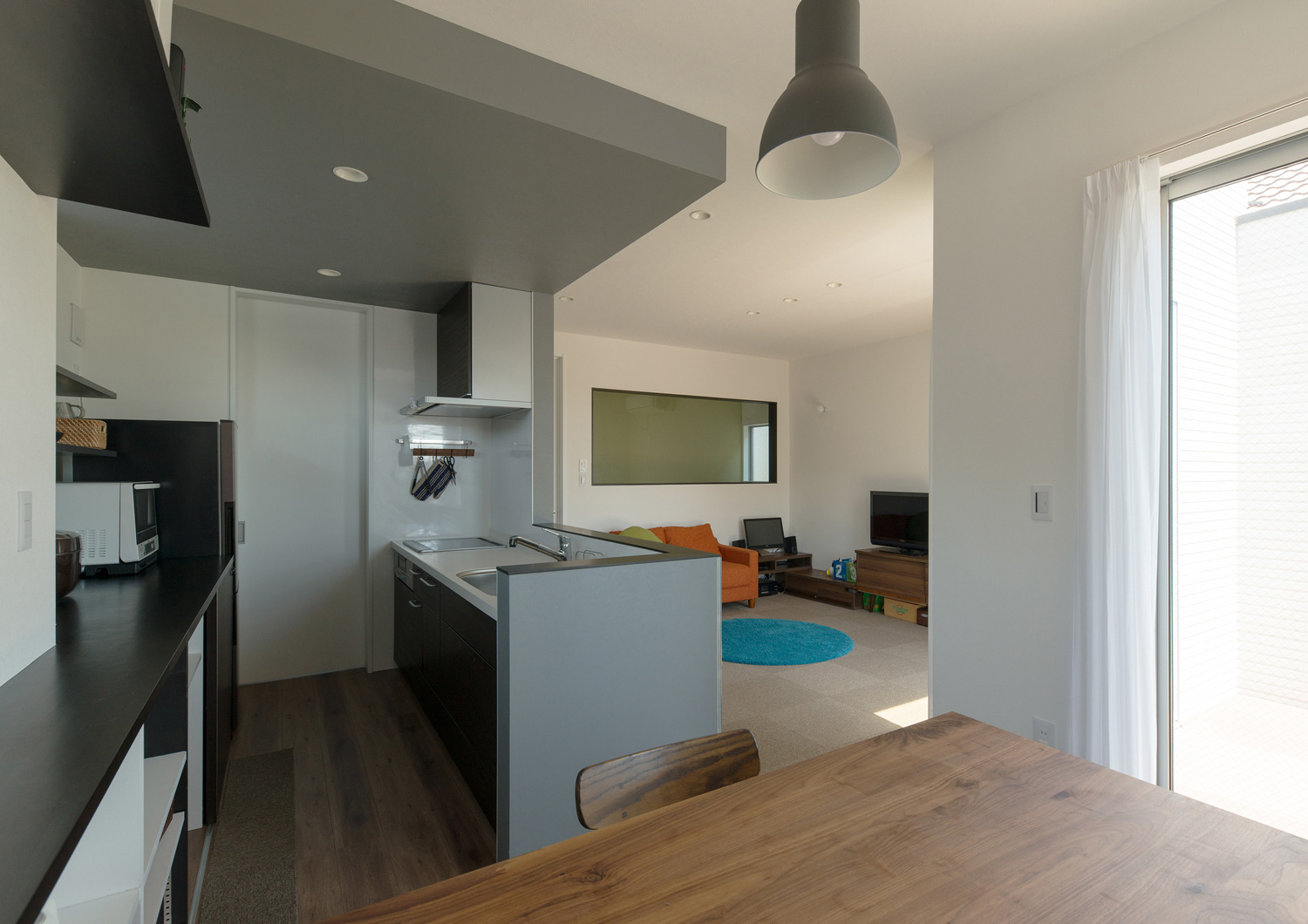 バルコニーを囲むように窓を設けた開放感のあるLDK・デザイン住宅 注文住宅・デザイン住宅建築実例_『CASE524 Enclose Terrace』_キッチン