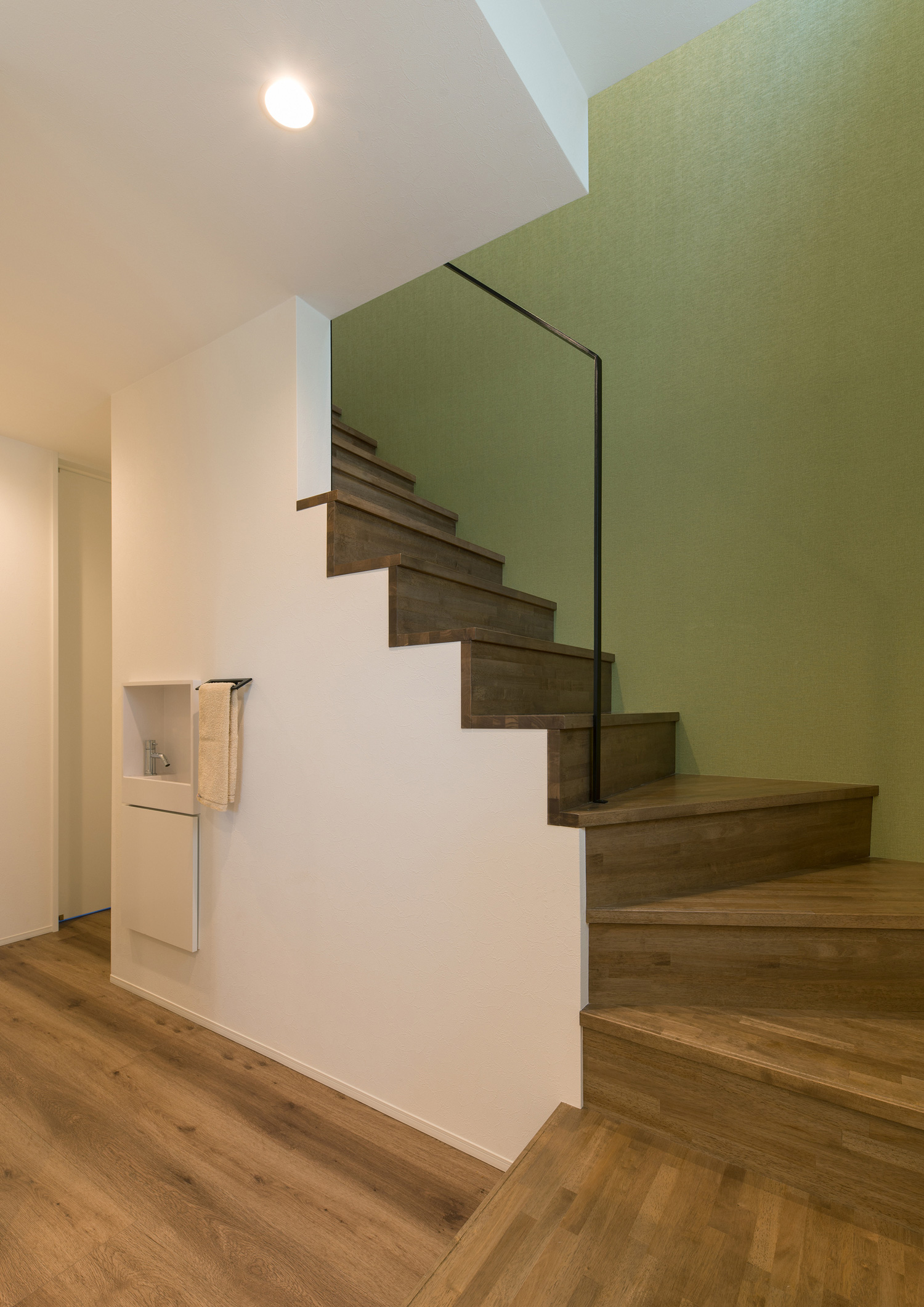 グリーンのアクセントクロスがある木の箱型階段・デザイン住宅 注文住宅・デザイン住宅建築実例_『CASE524 Enclose Terrace』_階段