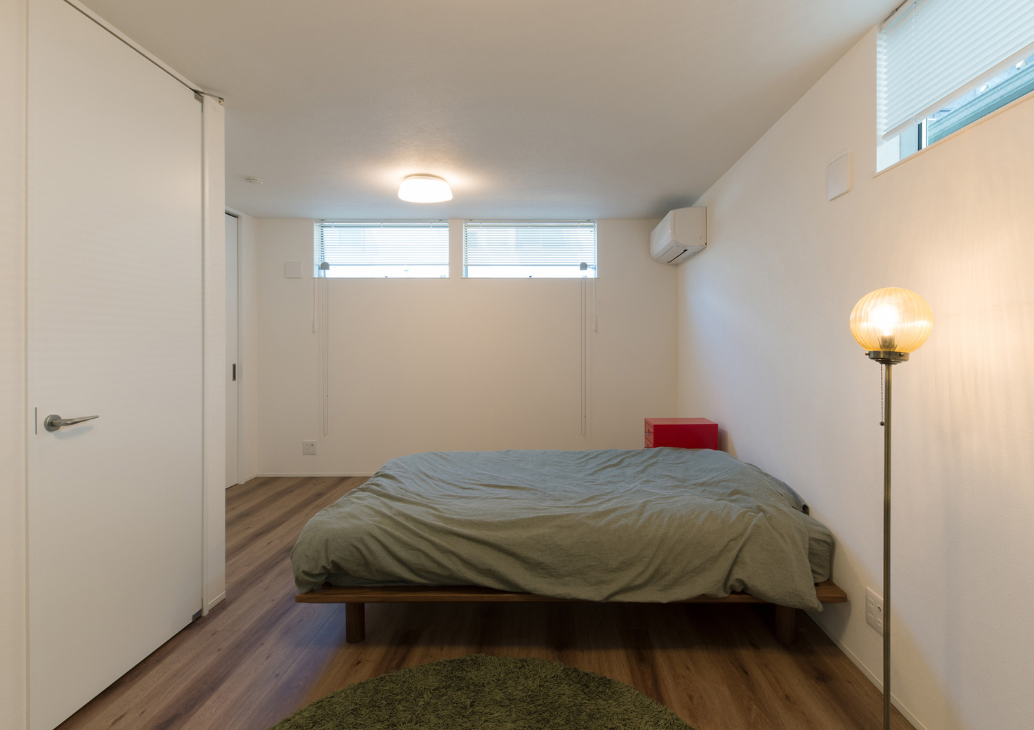 スリット窓があるプライバシー性の高い寝室・デザイン住宅 注文住宅・デザイン住宅建築実例_『CASE524 Enclose Terrace』_寝室