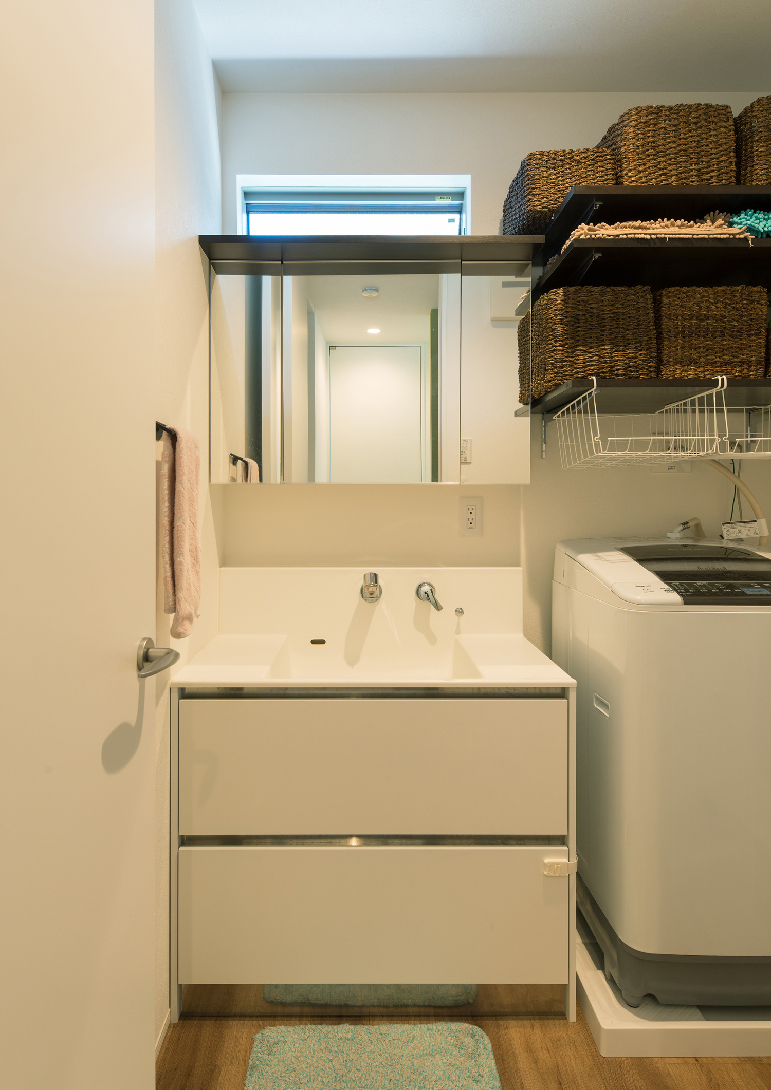 スリット窓がある明るい洗面所・デザイン住宅 注文住宅・デザイン住宅建築実例_『CASE524 Enclose Terrace』_浴室・洗面所