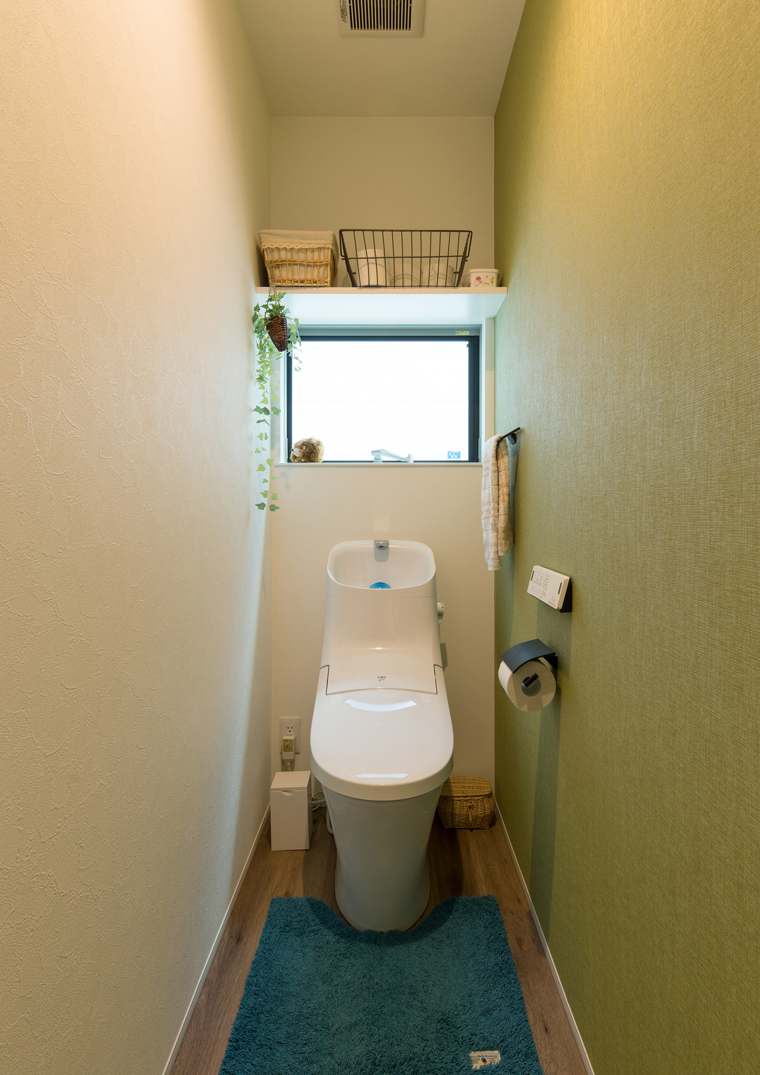 小窓やアクセントクロスがあるシンプルでおしゃれなトイレ・デザイン住宅 注文住宅・デザイン住宅建築実例_『CASE524 Enclose Terrace』_トイレ