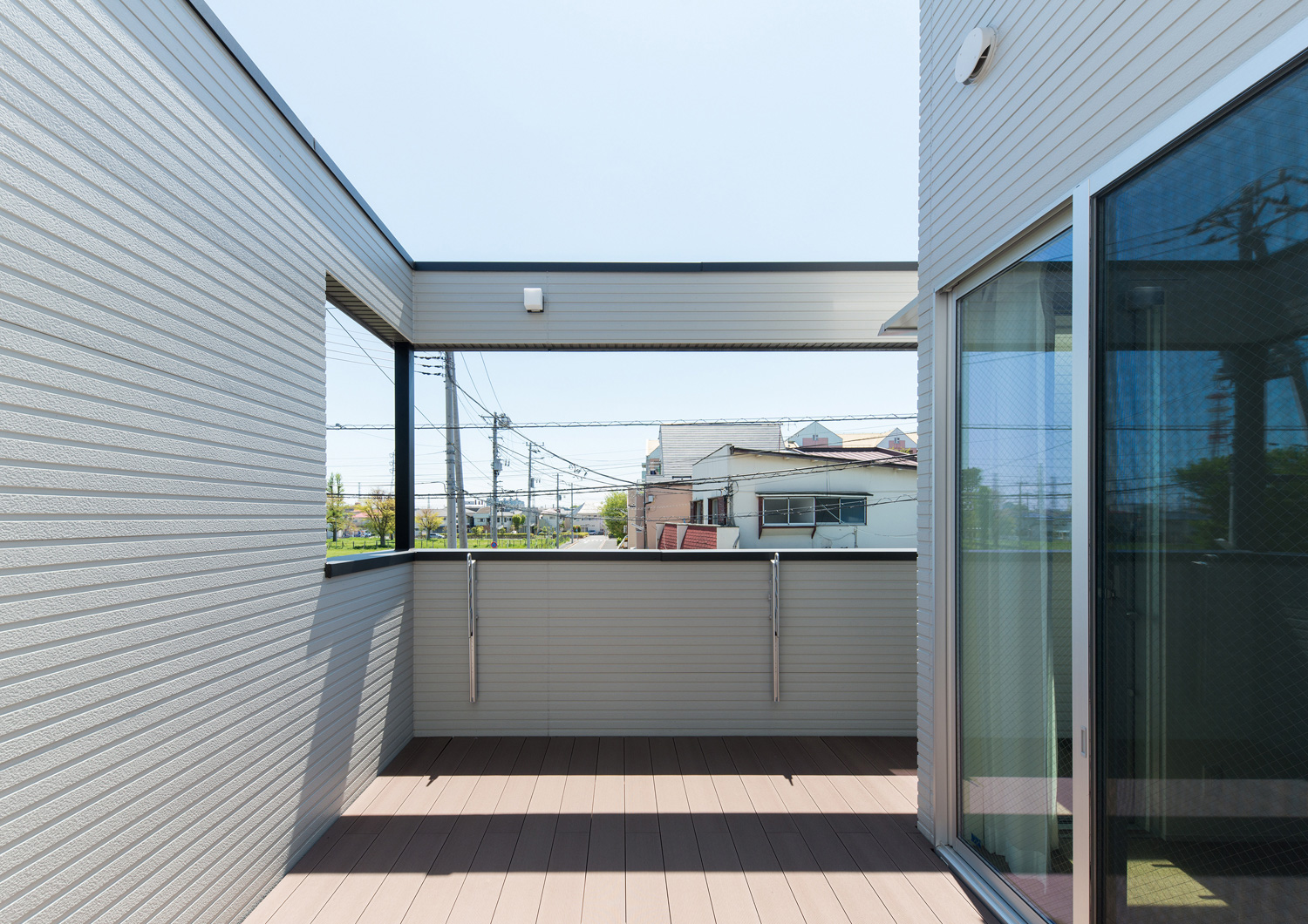 目隠し壁にスリットを設けた開放感のあるバルコニー・デザイン住宅 注文住宅・デザイン住宅建築実例_『CASE524 Enclose Terrace』_テラス・バルコニー