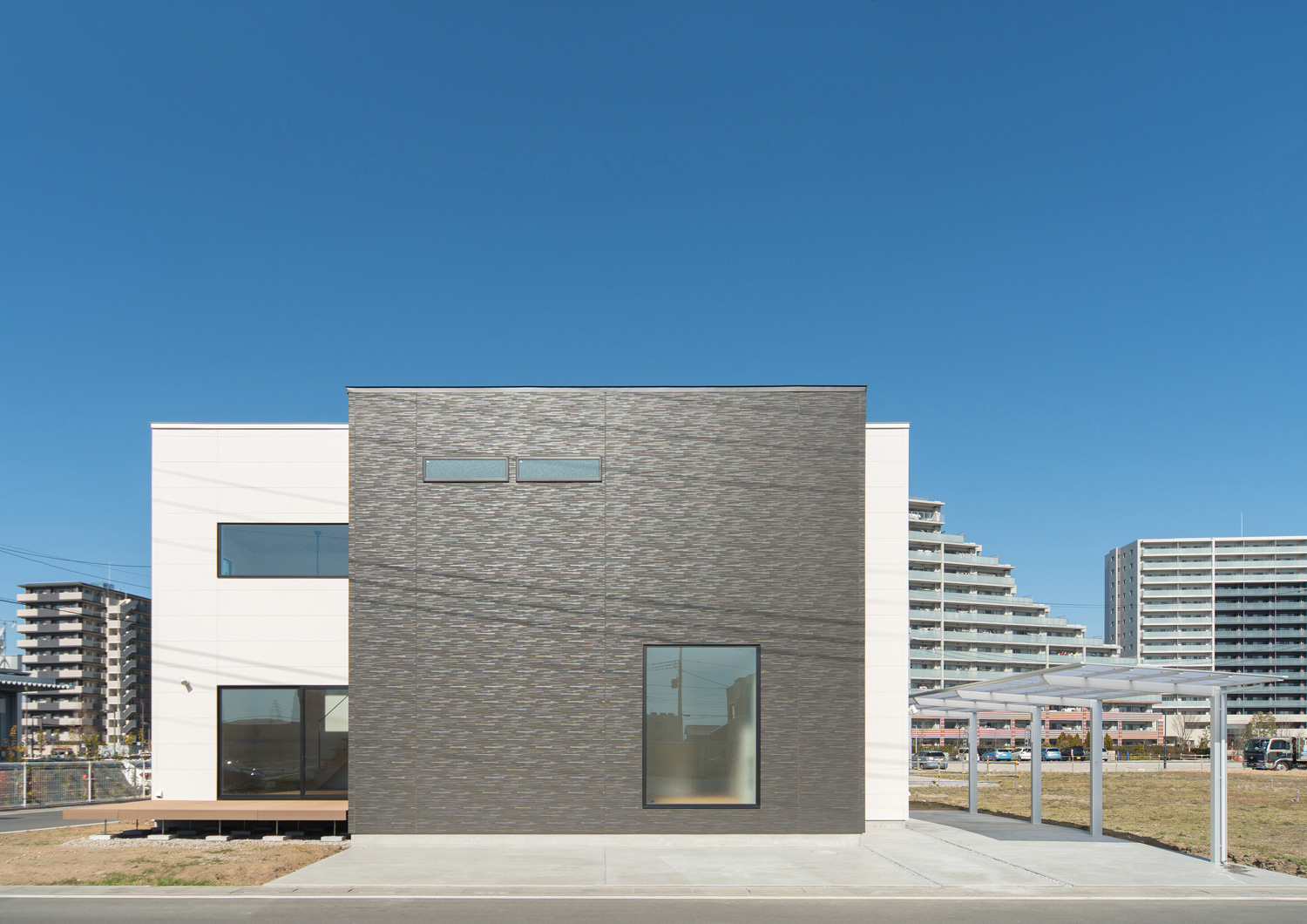 デザイン住宅建築実例_外観・注文住宅『CASE526 Two-tone』の建築実例・施⼯例の写真・建物外観全体 注文住宅・デザイン住宅建築実例_『CASE526 Two-tone』_外観