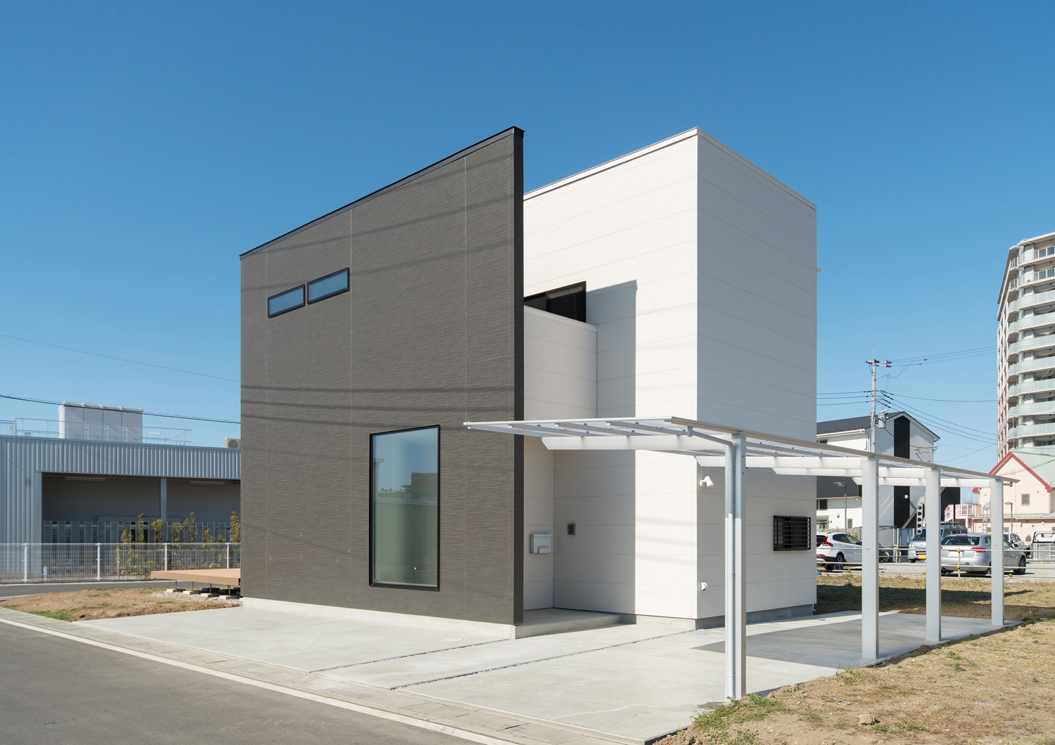 モノトーンの外壁で、カーポートがある住まい・デザイン住宅 注文住宅・デザイン住宅建築実例_『CASE526 Two-tone』_外観