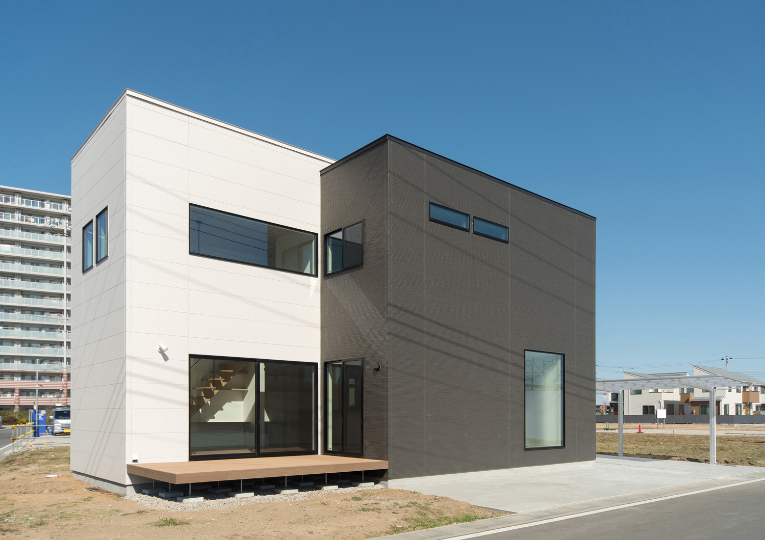 ウッドデッキのテラスを設けたモノクロの外壁の家・デザイン住宅 注文住宅・デザイン住宅建築実例_『CASE526 Two-tone』_外観