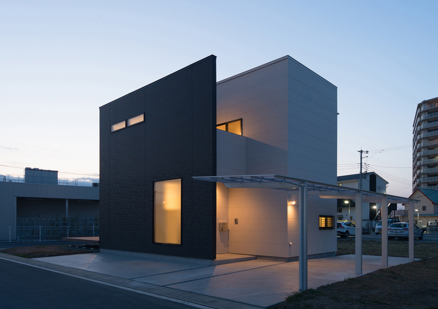 壁に照明を取り付けられているモノトーンの外壁の家・デザイン住宅 注文住宅・デザイン住宅建築実例_『CASE526 Two-tone』_外観