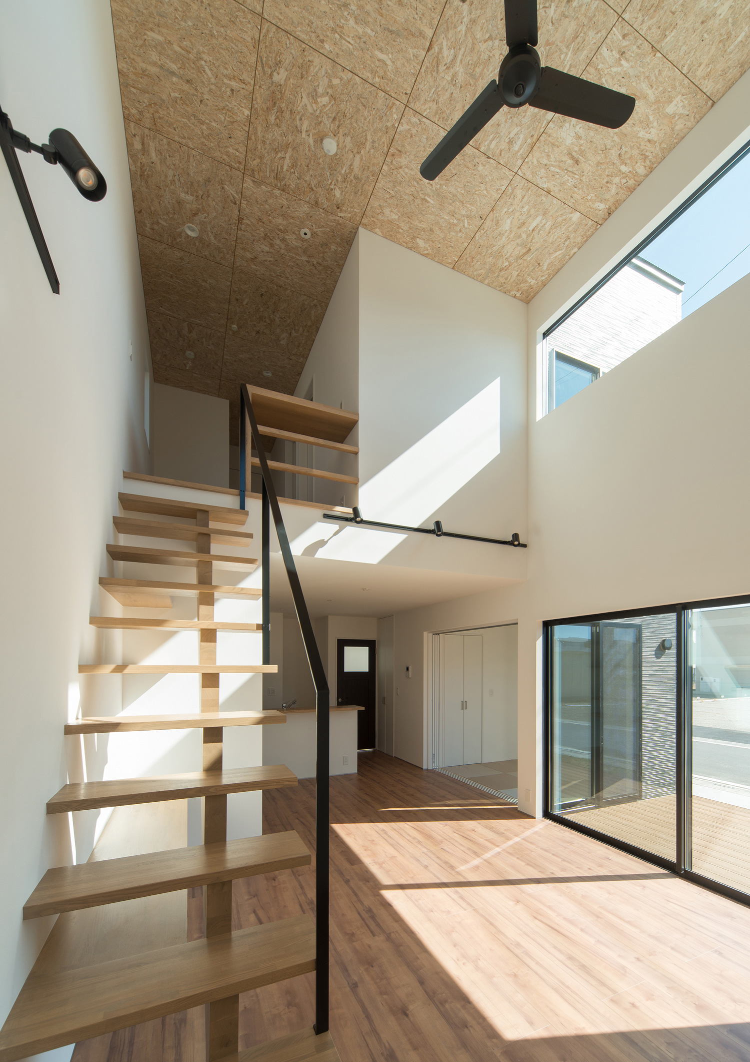 木目の天井の吹き抜けがある開放的なLDK・デザイン住宅 注文住宅・デザイン住宅建築実例_『CASE526 Two-tone』_LDK