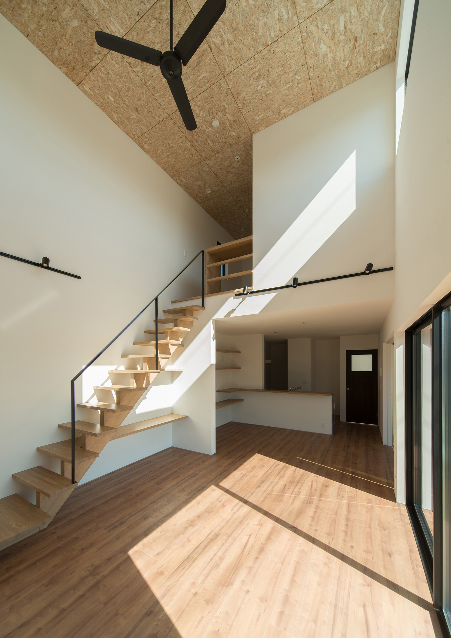 天井近くのスリット窓から光が入る明るいLDK・デザイン住宅 注文住宅・デザイン住宅建築実例_『CASE526 Two-tone』_LDK