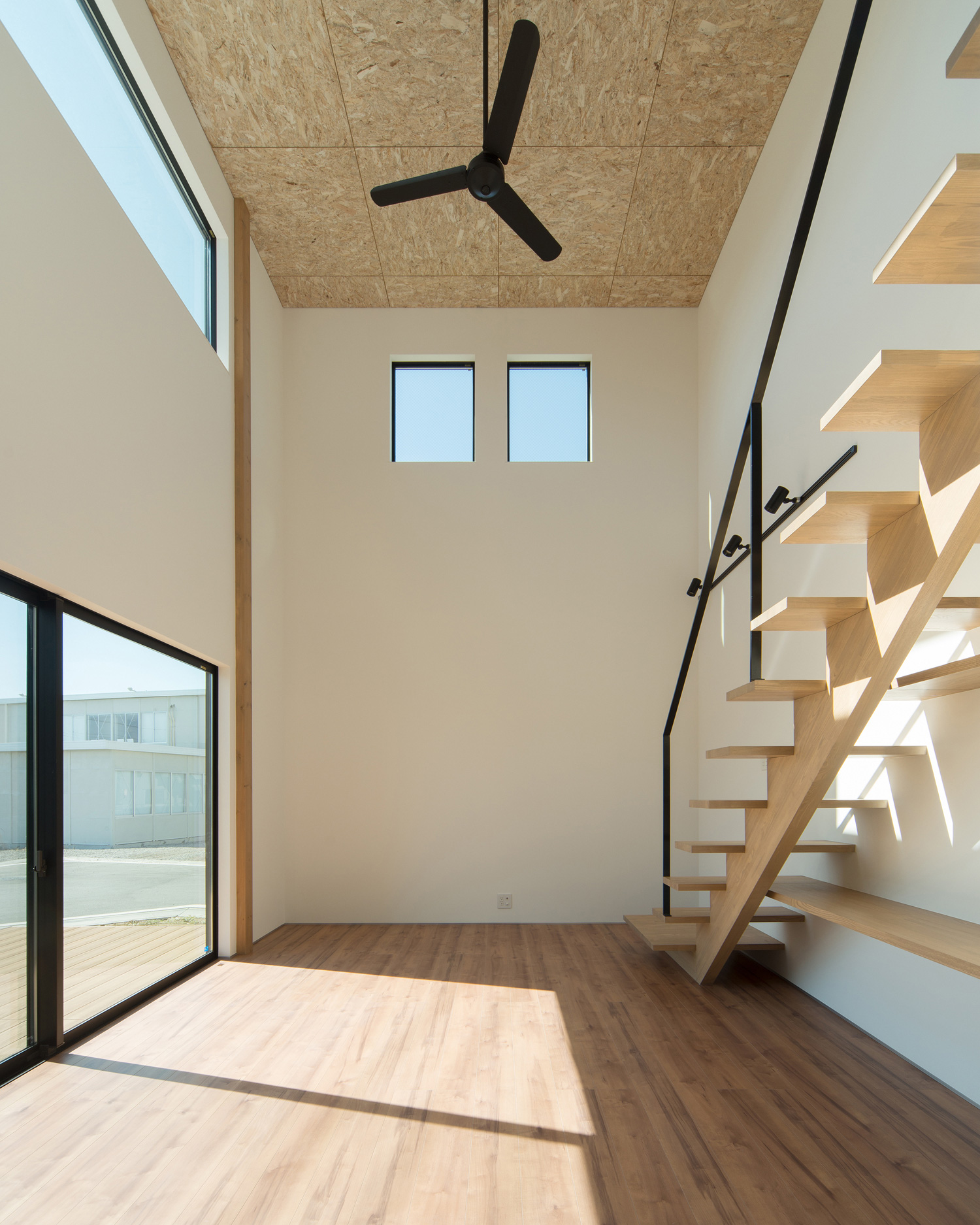 床と天井に木材を使用したナチュラルなLDK・デザイン住宅 注文住宅・デザイン住宅建築実例_『CASE526 Two-tone』_LDK