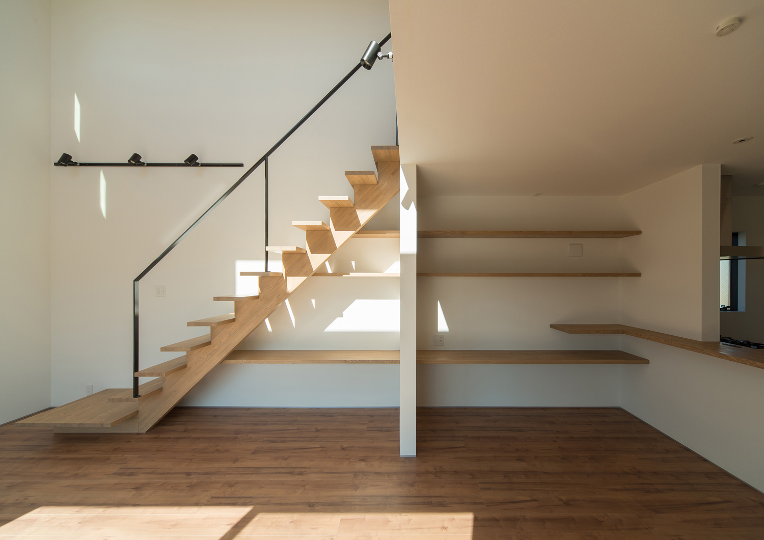 リビングイン階段や壁付け棚があるシンプルでおしゃれなLDK・デザイン住宅 注文住宅・デザイン住宅建築実例_『CASE526 Two-tone』_LDK