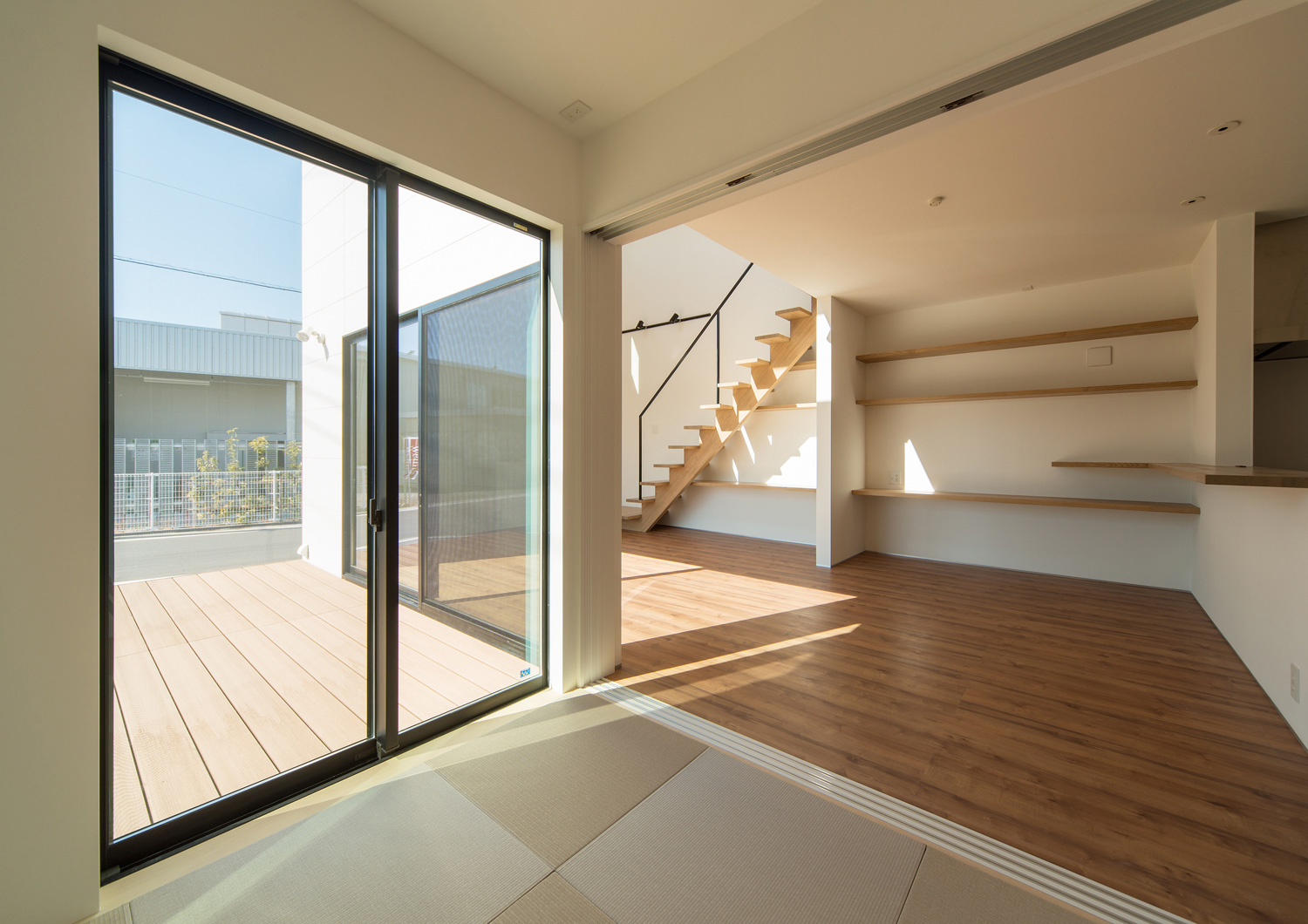 LDKの一角にあるウッドデッキのテラスに面した明るい和室・デザイン住宅 注文住宅・デザイン住宅建築実例_『CASE526 Two-tone』_和室