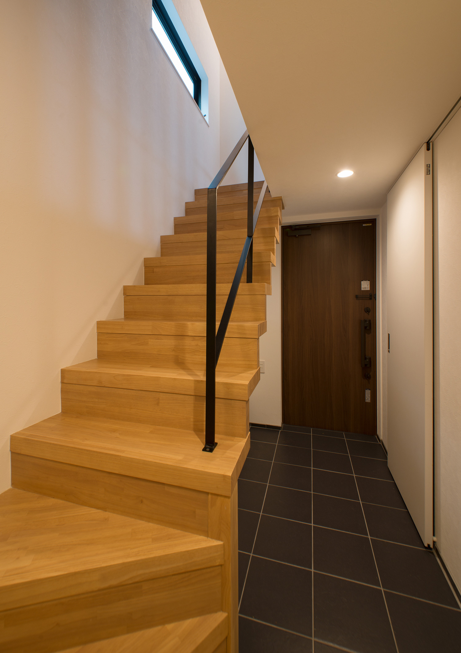 注文住宅・デザイン住宅建築実例_玄関 注文住宅・デザイン住宅建築実例_『CASE529 黒壁の隠れ家』_玄関