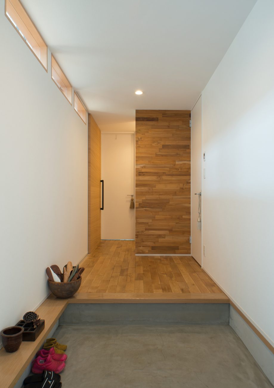 壁やフローリングに木を使用した温かみのある室内・デザイン住宅 注文住宅・デザイン住宅建築実例_『CASE530 ミクストメディア』_玄関