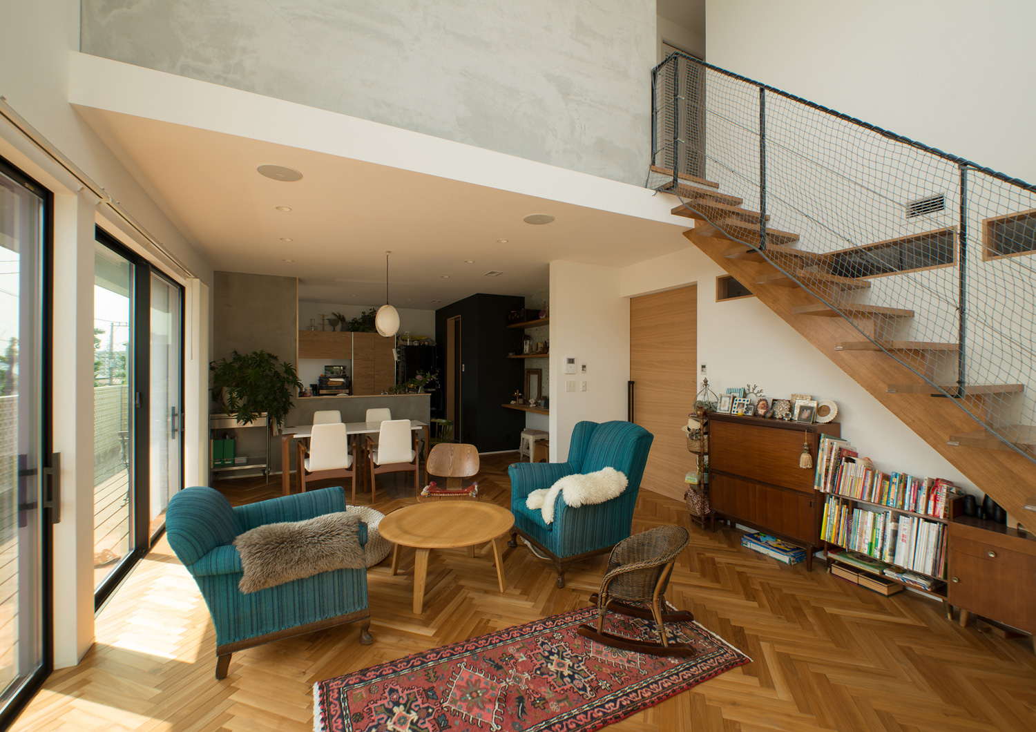 ヘリンボーン床で吹き抜けのある開放的なLDK・デザイン住宅 注文住宅・デザイン住宅建築実例_『CASE530 ミクストメディア』_LDK