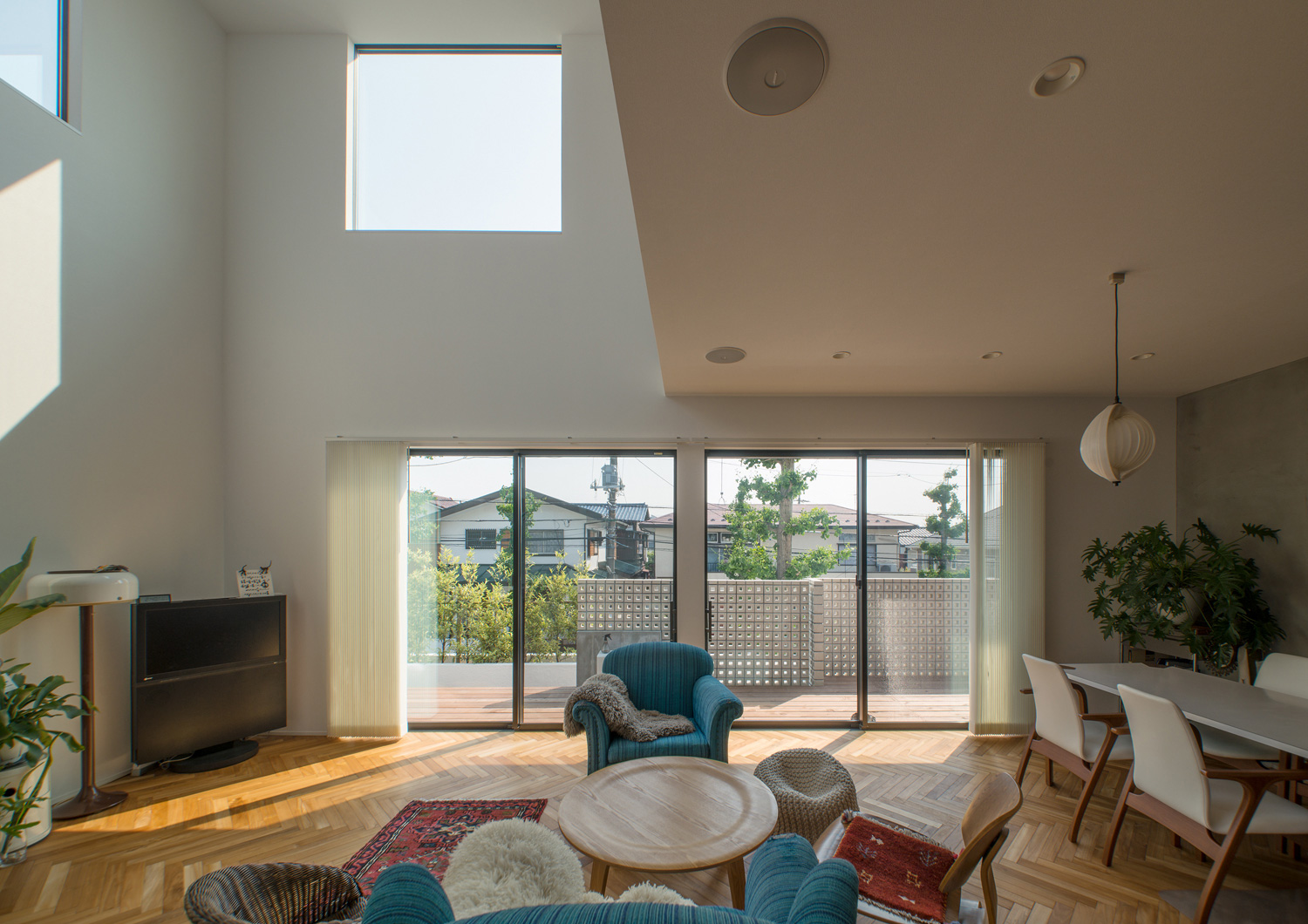 テラスに面した大きな窓がある明るいLDK・デザイン住宅 注文住宅・デザイン住宅建築実例_『CASE530 ミクストメディア』_LDK