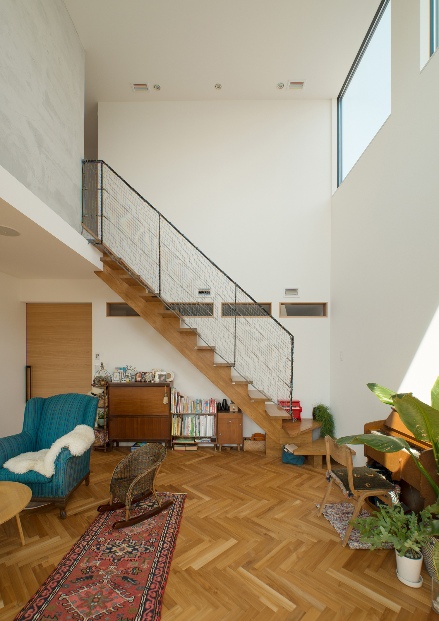 吹き抜けの天井近くに窓がある、自然光が入るLDK・デザイン住宅 注文住宅・デザイン住宅建築実例_『CASE530 ミクストメディア』_LDK