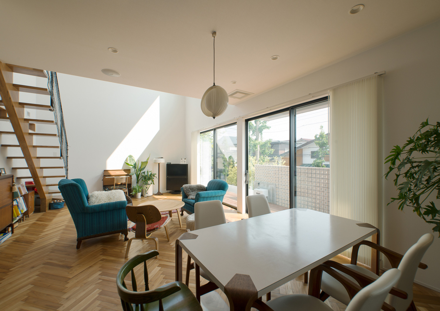 白と木材を中心とした北欧風のおしゃれなLDK・デザイン住宅 注文住宅・デザイン住宅建築実例_『CASE530 ミクストメディア』_LDK