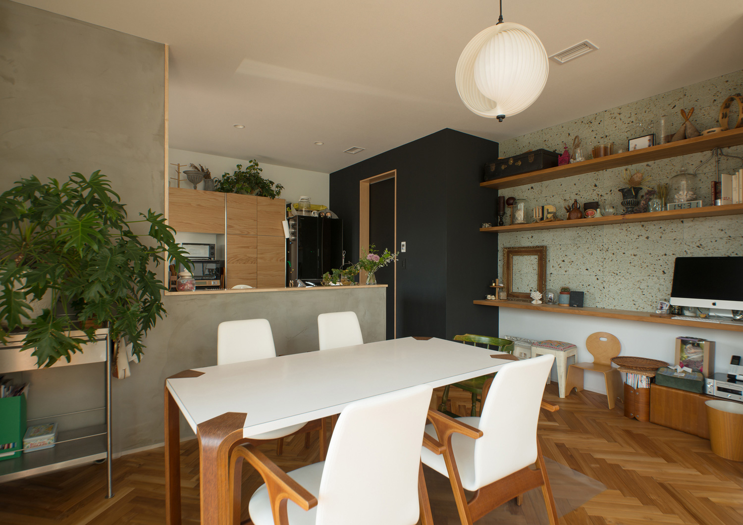 アクセントウォールや腰壁付きのキッチンがあるカフェ風のLDK・デザイン住宅 注文住宅・デザイン住宅建築実例_『CASE530 ミクストメディア』_LDK