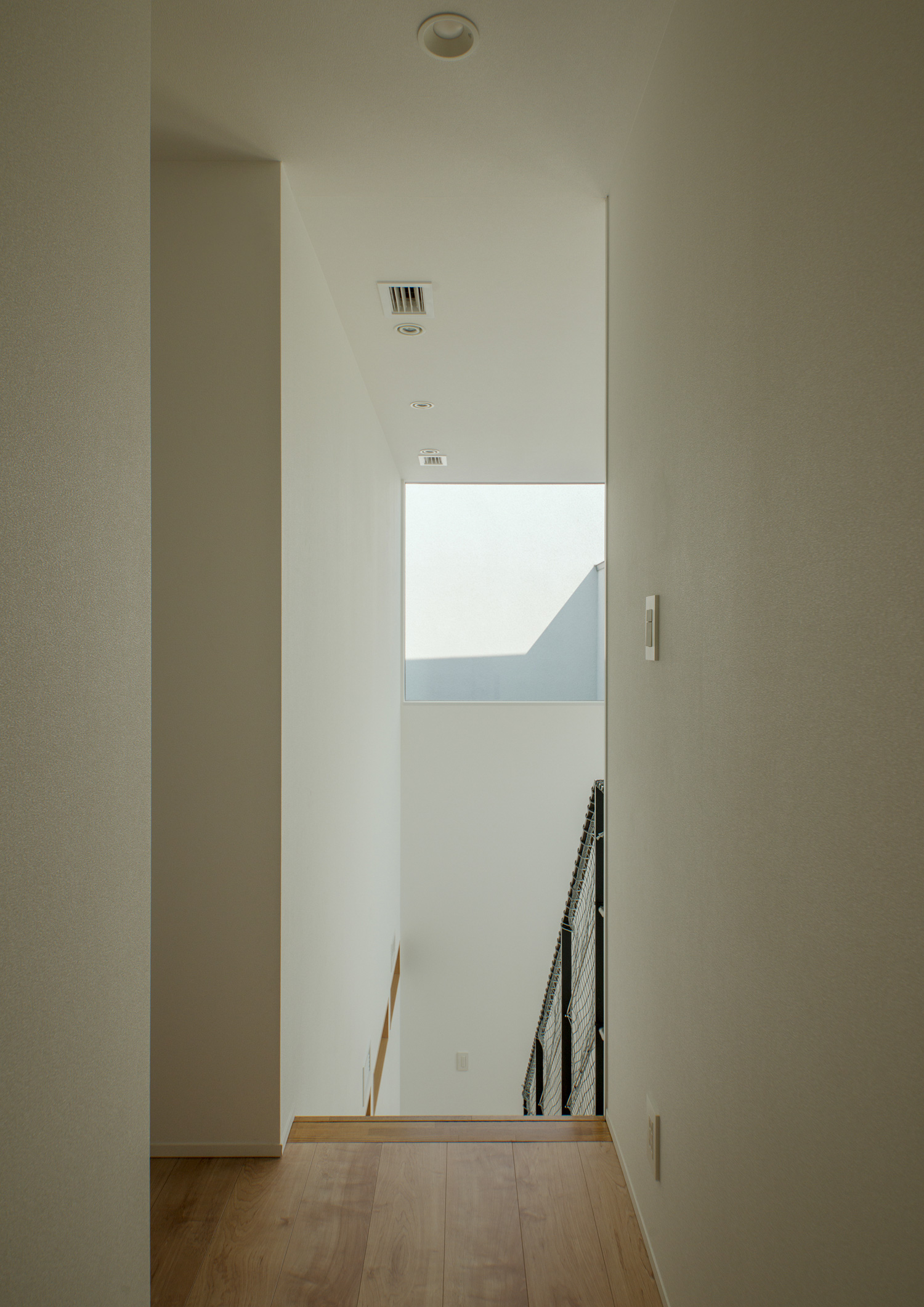 白い壁に囲まれたシンプルな階段室・デザイン住宅 注文住宅・デザイン住宅建築実例_『CASE530 ミクストメディア』_階段