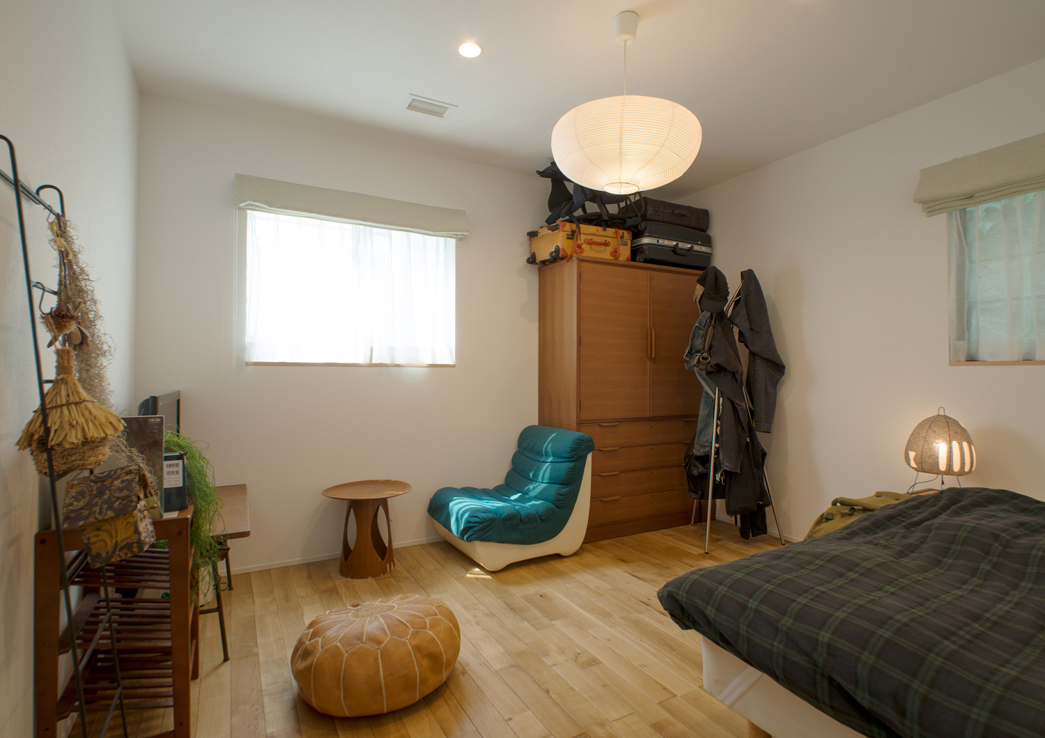 収納棚やソファーを置いた寝室・デザイン住宅 注文住宅・デザイン住宅建築実例_『CASE530 ミクストメディア』_寝室