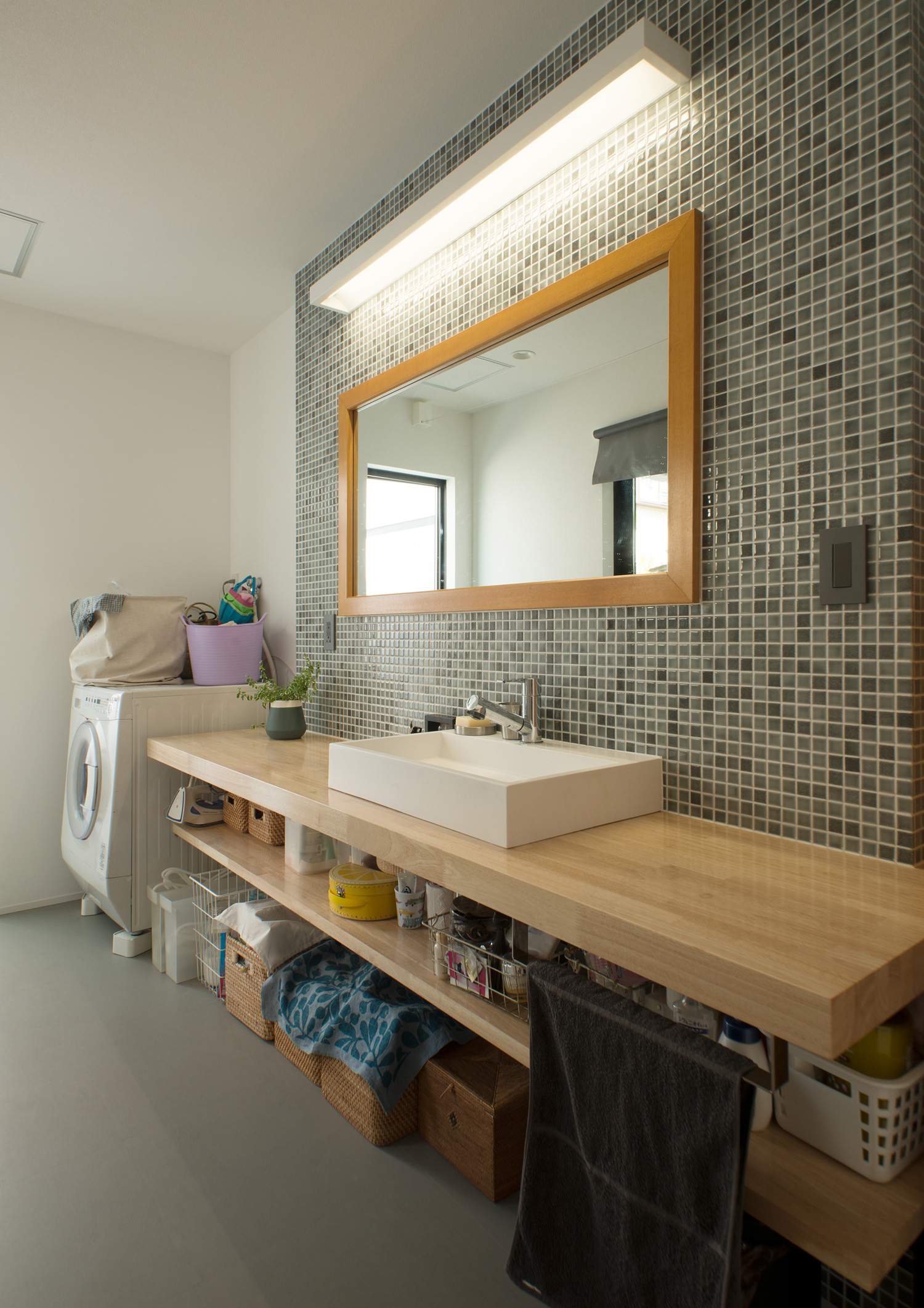 木の洗面台でカラフルなタイル壁のおしゃれな洗面所・デザイン住宅 注文住宅・デザイン住宅建築実例_『CASE530 ミクストメディア』_浴室・洗面所