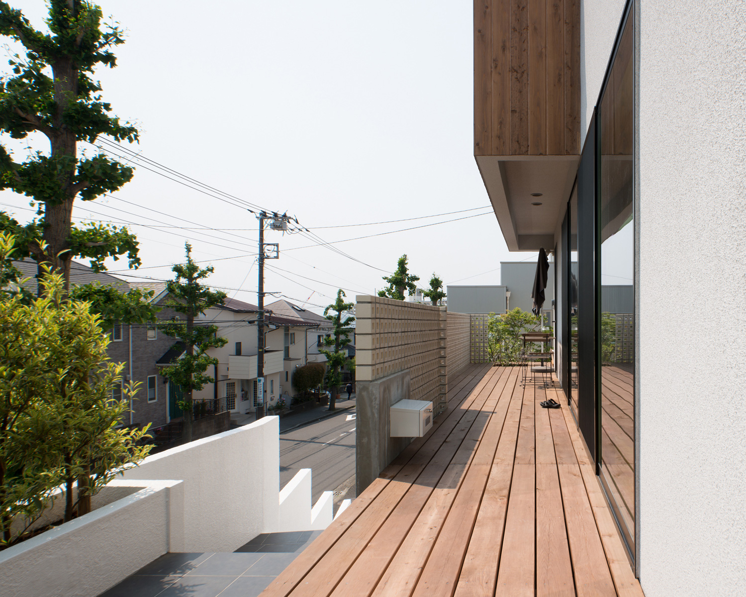 目隠し壁があるウッドデッキの開放的なテラス・デザイン住宅 注文住宅・デザイン住宅建築実例_『CASE530 ミクストメディア』_テラス・バルコニー