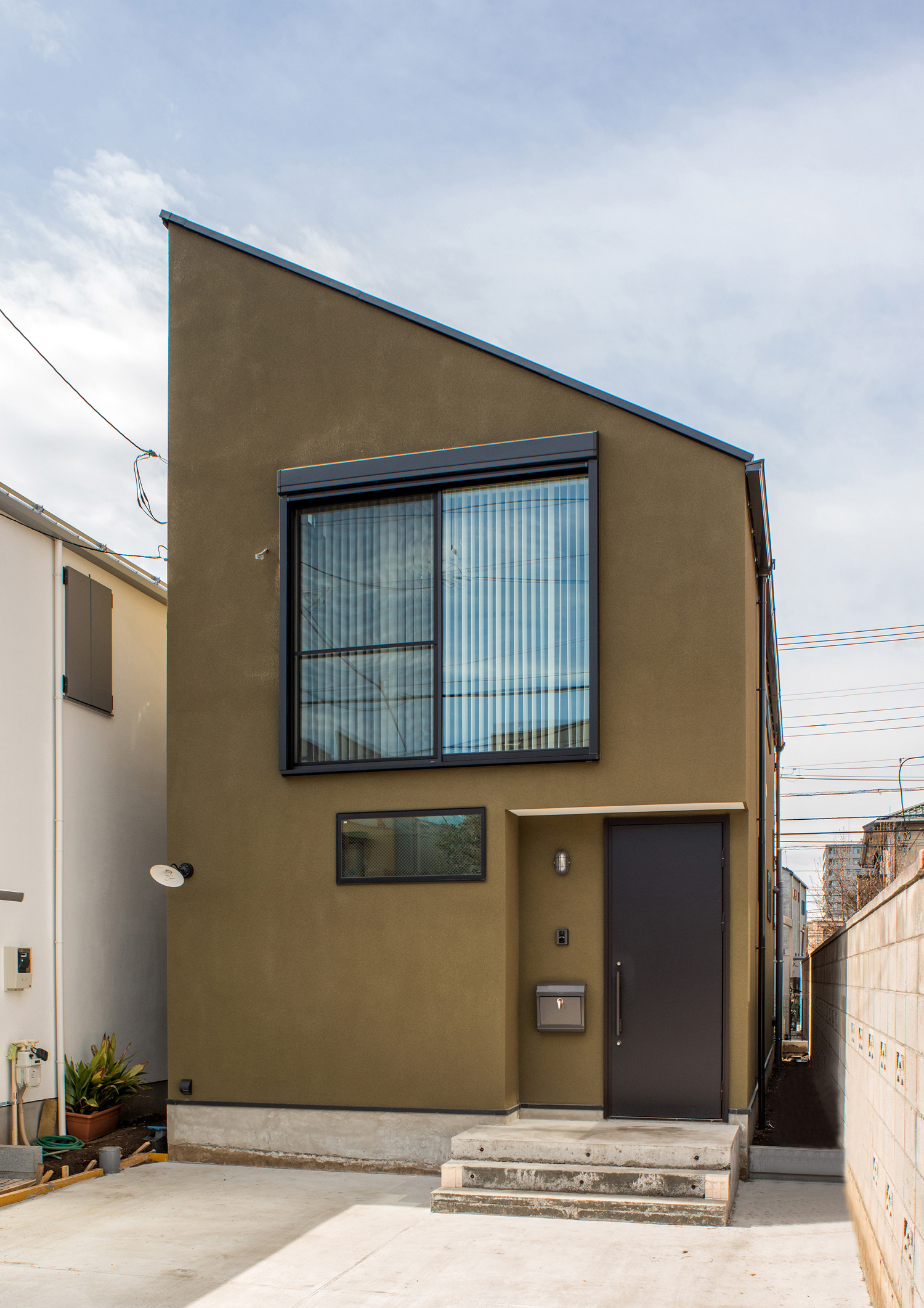 カーキの外壁に大きな窓がある斜め屋根の家・デザイン住宅 注文住宅・デザイン住宅建築実例_『CASE531 素地』_外観
