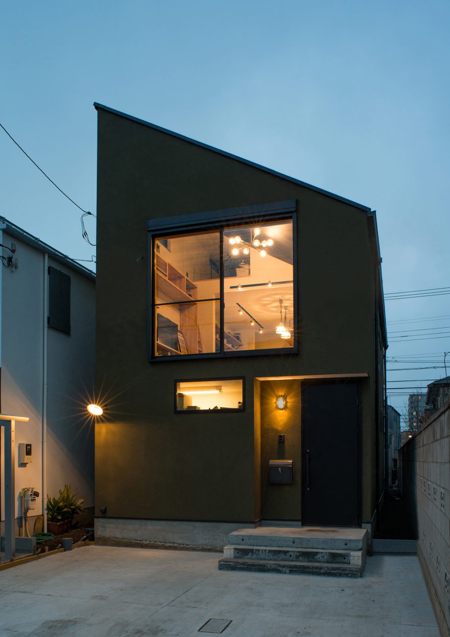 窓から室内の様子が見える斜め屋根の家・デザイン住宅 注文住宅・デザイン住宅建築実例_『CASE531 素地』_外観