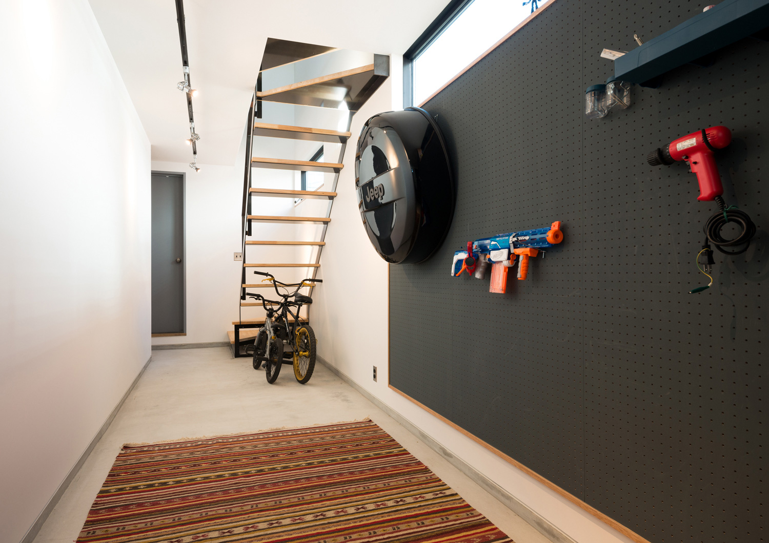 黒い有孔ボードを壁に掛けた広い土間玄関・デザイン住宅 注文住宅・デザイン住宅建築実例_『CASE531 素地』_玄関