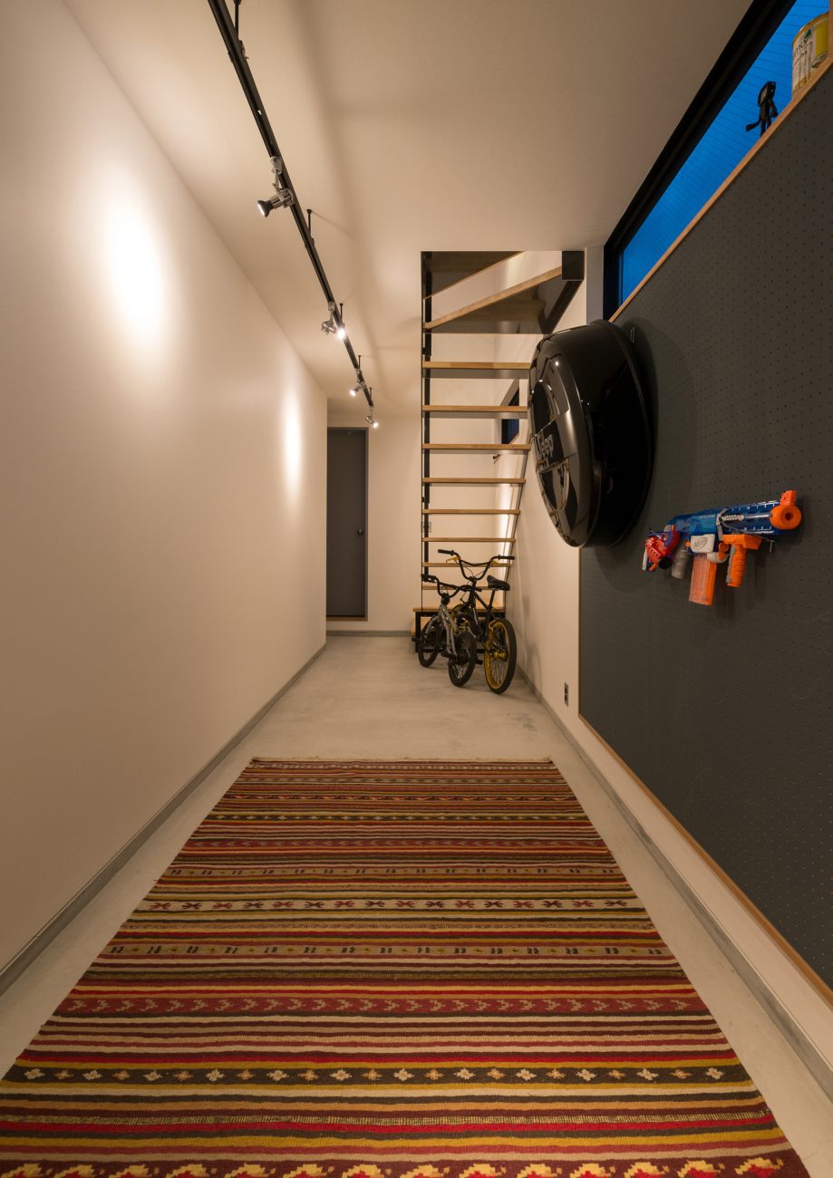 自転車を置く場所があり、間接照明を取り付けた広くておしゃれな土間玄関・デザイン住宅 注文住宅・デザイン住宅建築実例_『CASE531 素地』_玄関