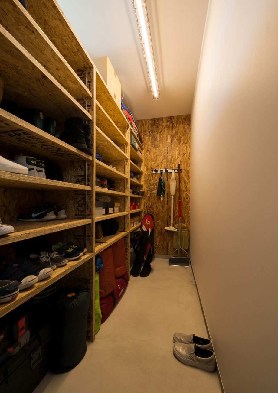 木のシューズボックスや壁かけ収納がある機能的なシューズインクローゼット・デザイン住宅 注文住宅・デザイン住宅建築実例_『CASE531 素地』_玄関