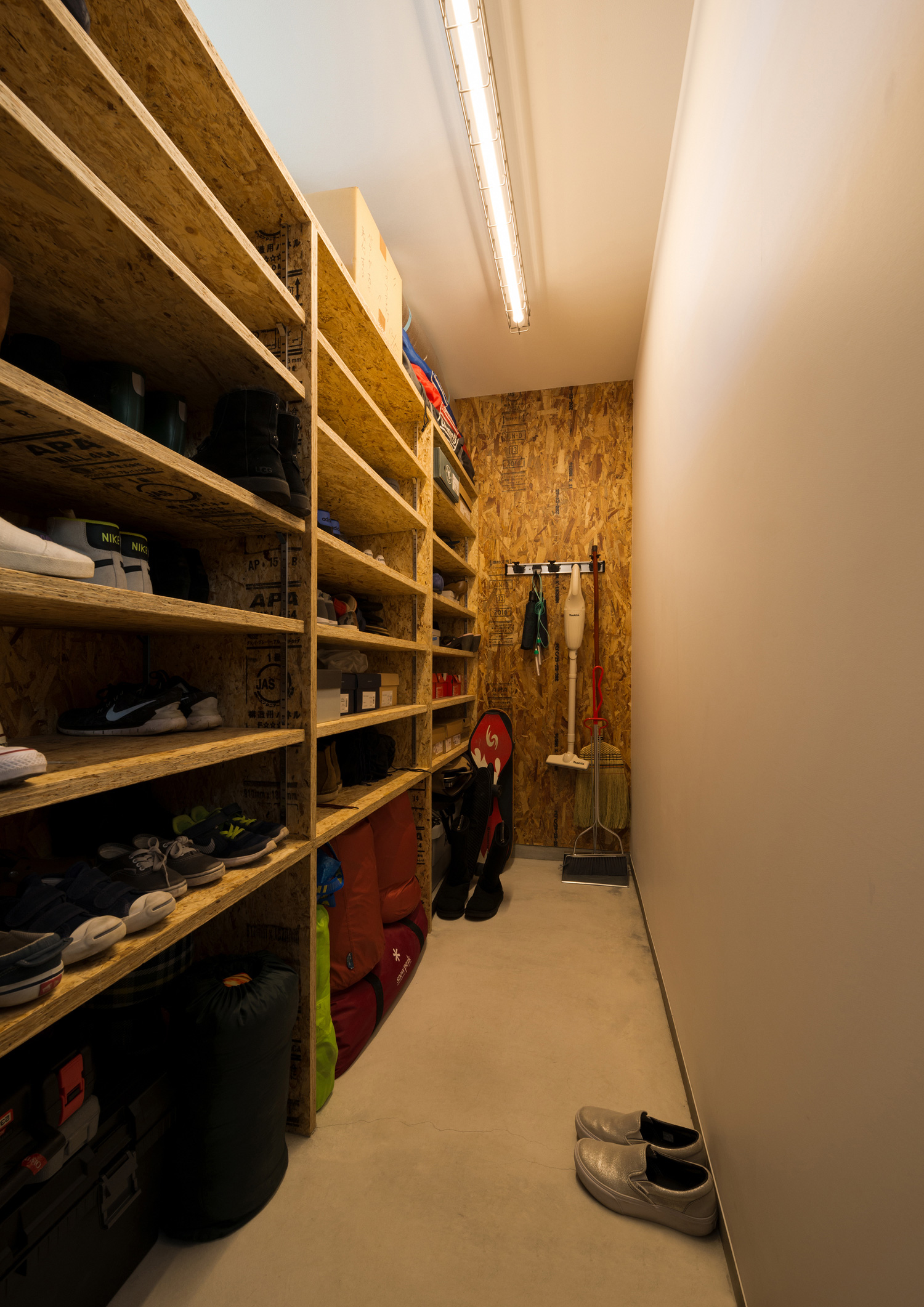 木のシューズボックスや壁かけ収納がある機能的なシューズインクローゼット・デザイン住宅 注文住宅・デザイン住宅建築実例_『CASE531 素地』_玄関